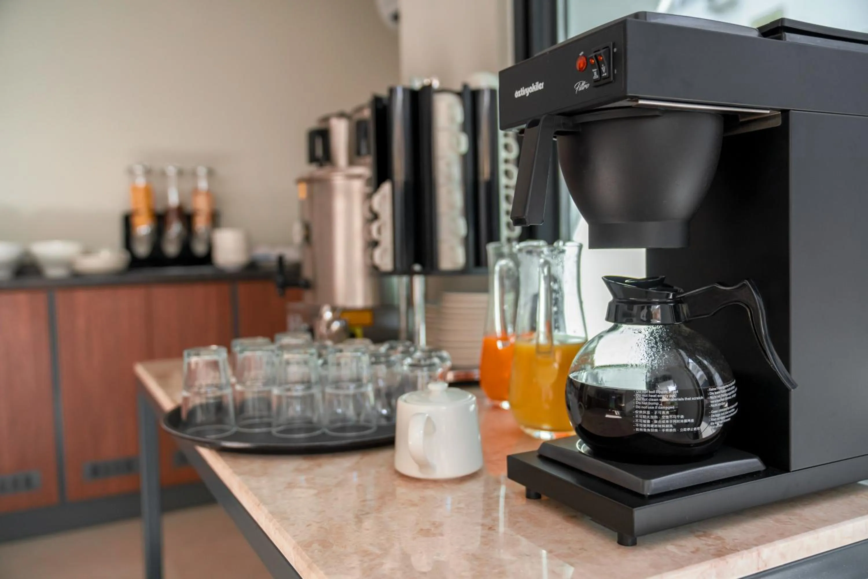 Coffee/tea facilities in SeaTown Hotel