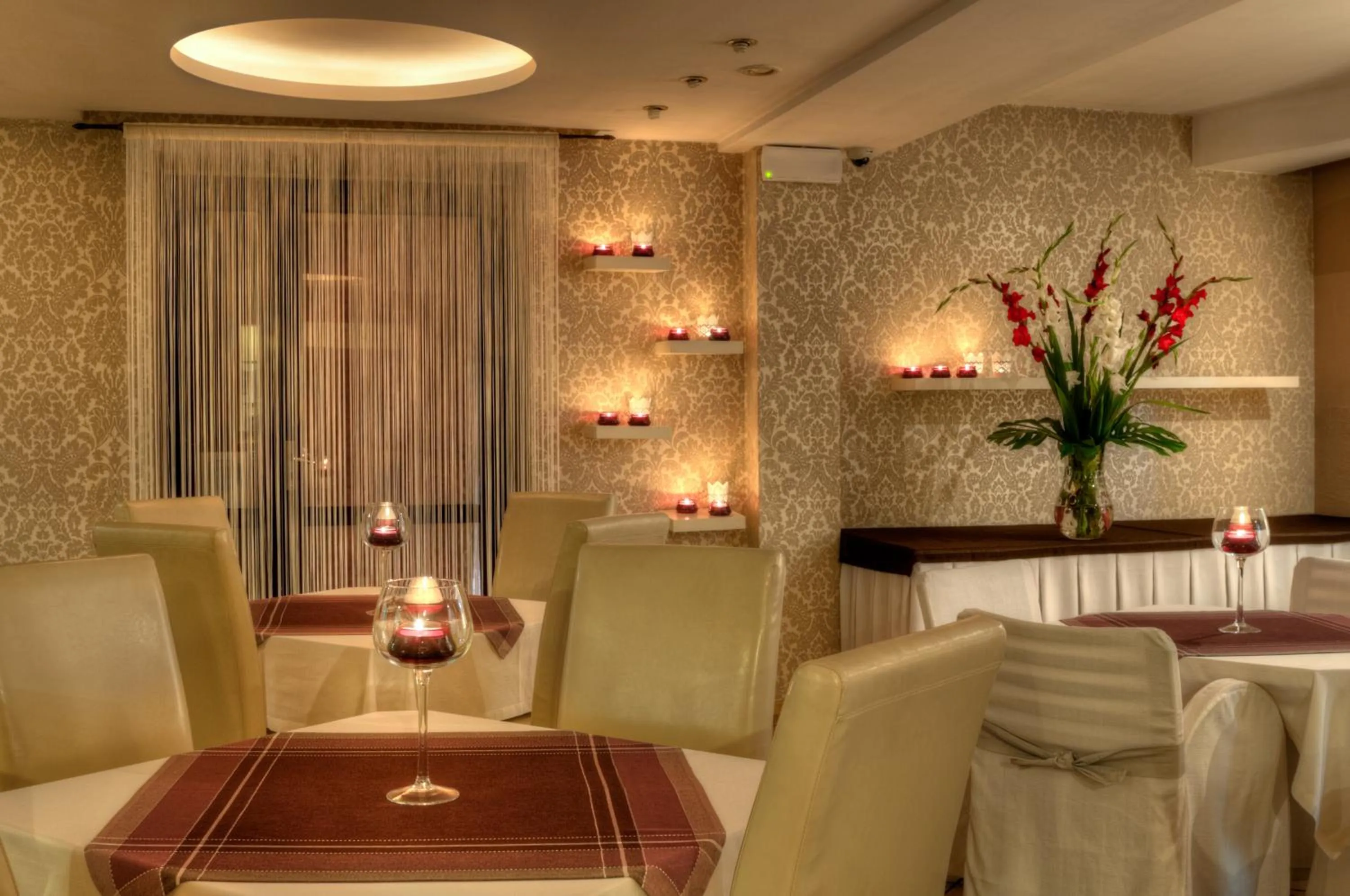 Restaurant/places to eat in Hotel Petrus