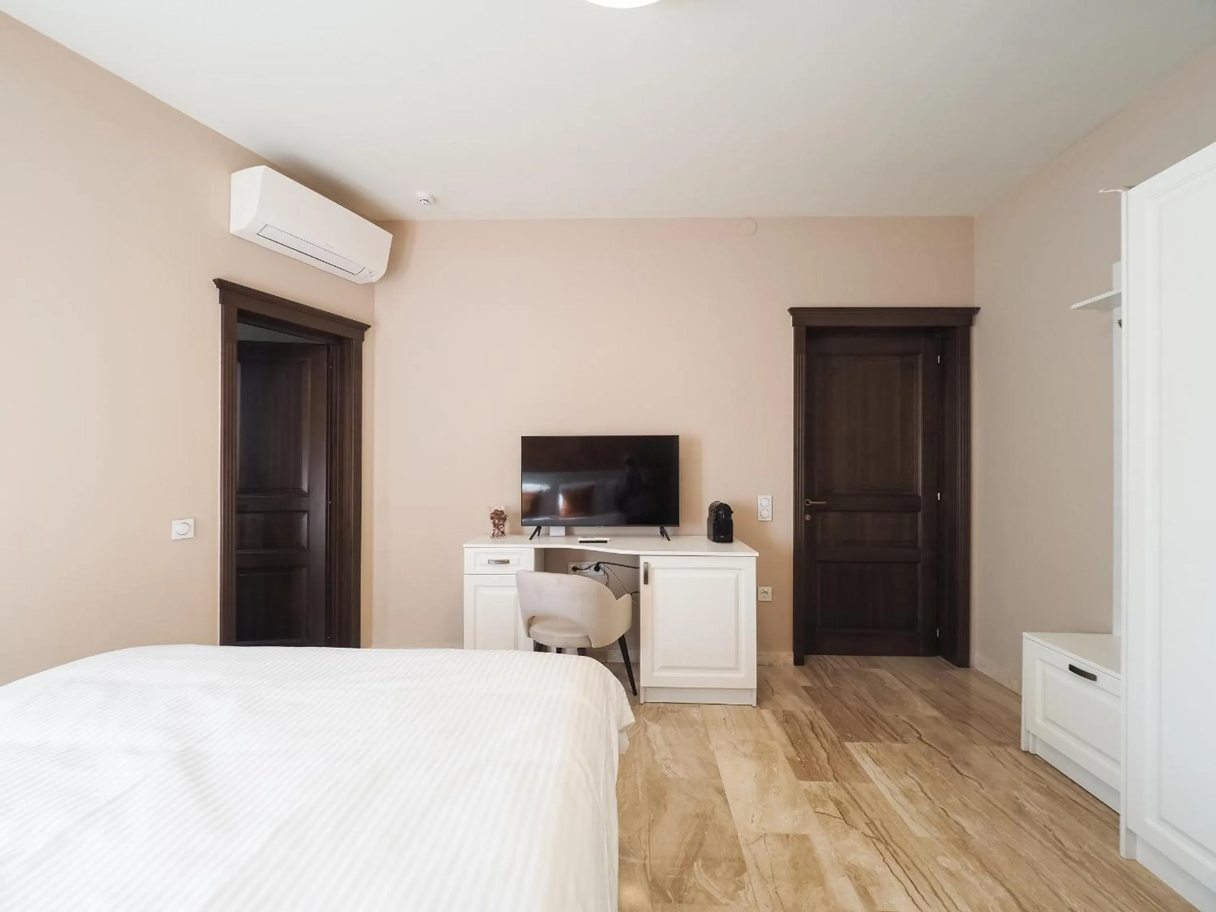 Photo of the whole room, Bed in Boutique Central