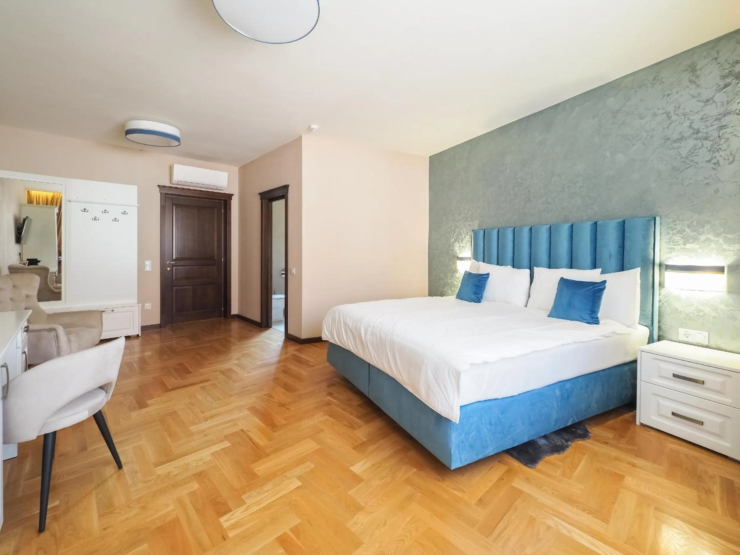 Photo of the whole room, Bed in Boutique Central