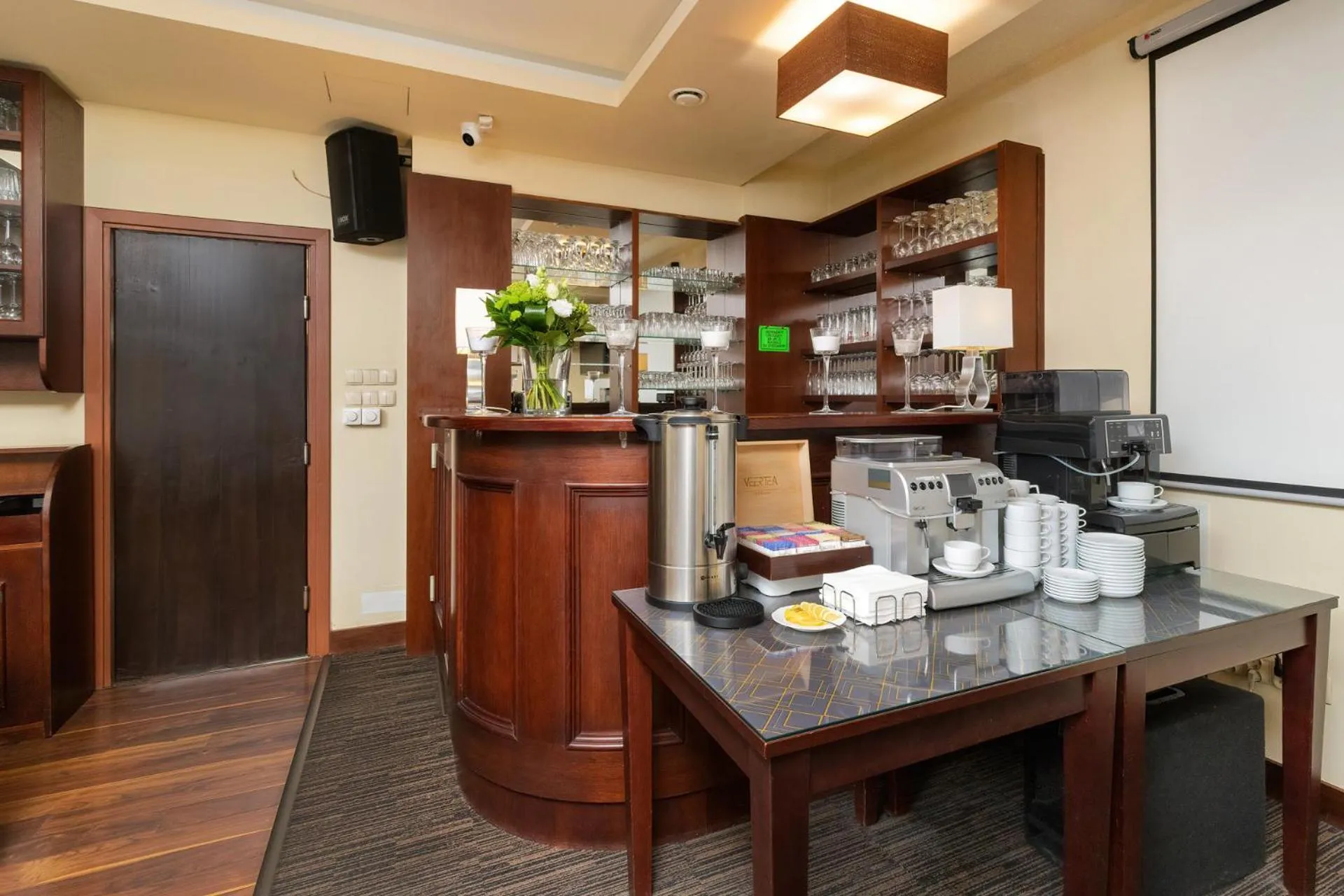 Restaurant/places to eat in Villa Angela