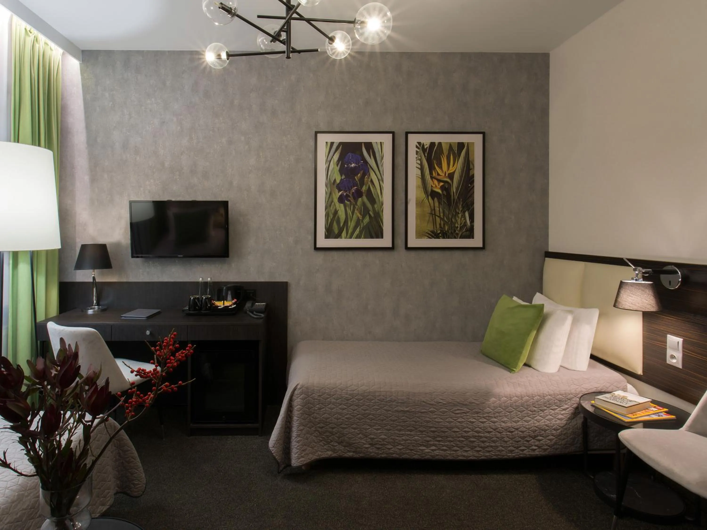 Photo of the whole room, Bed in Hotel Atrium