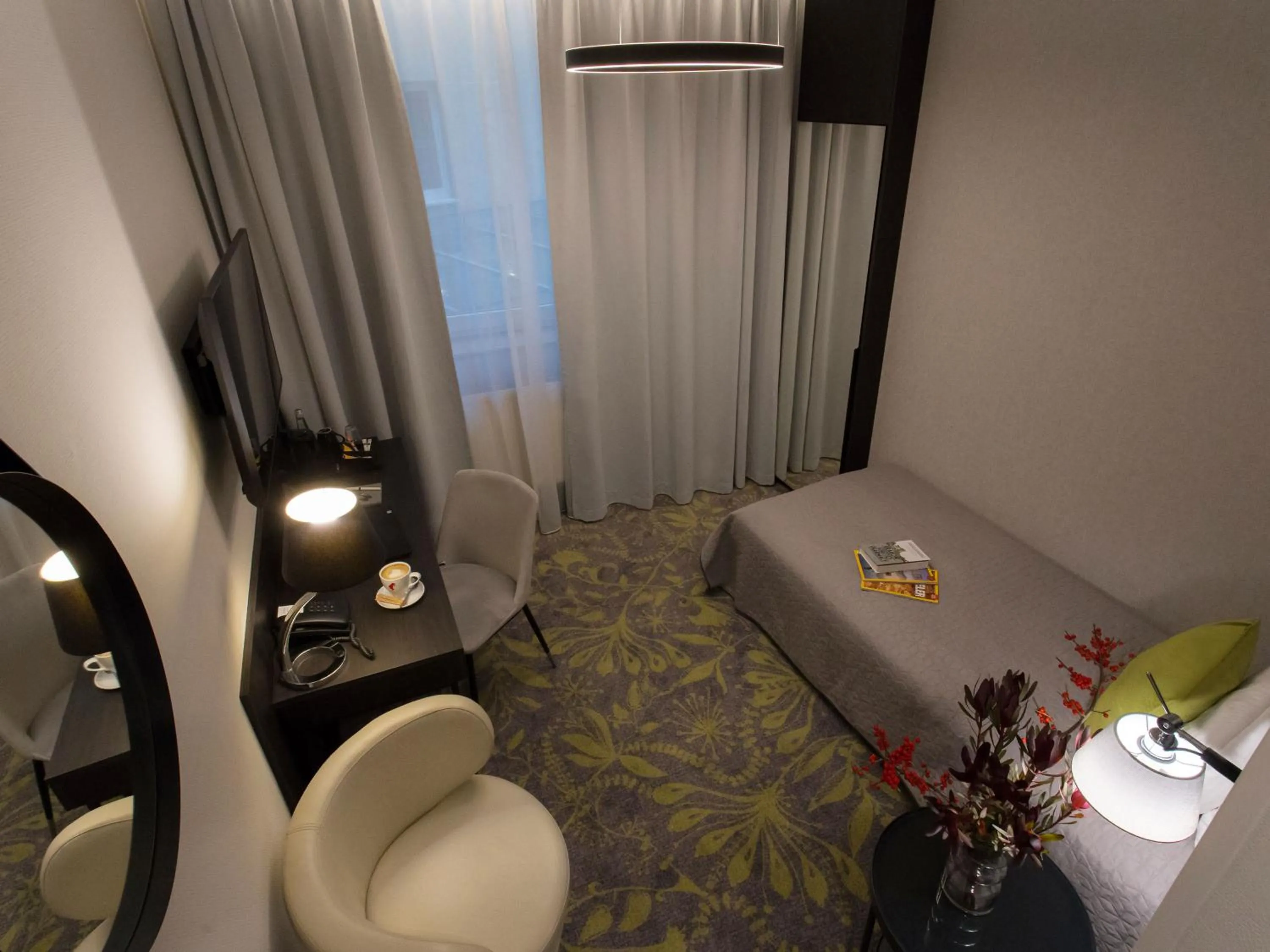 Bedroom, Bed in Hotel Atrium