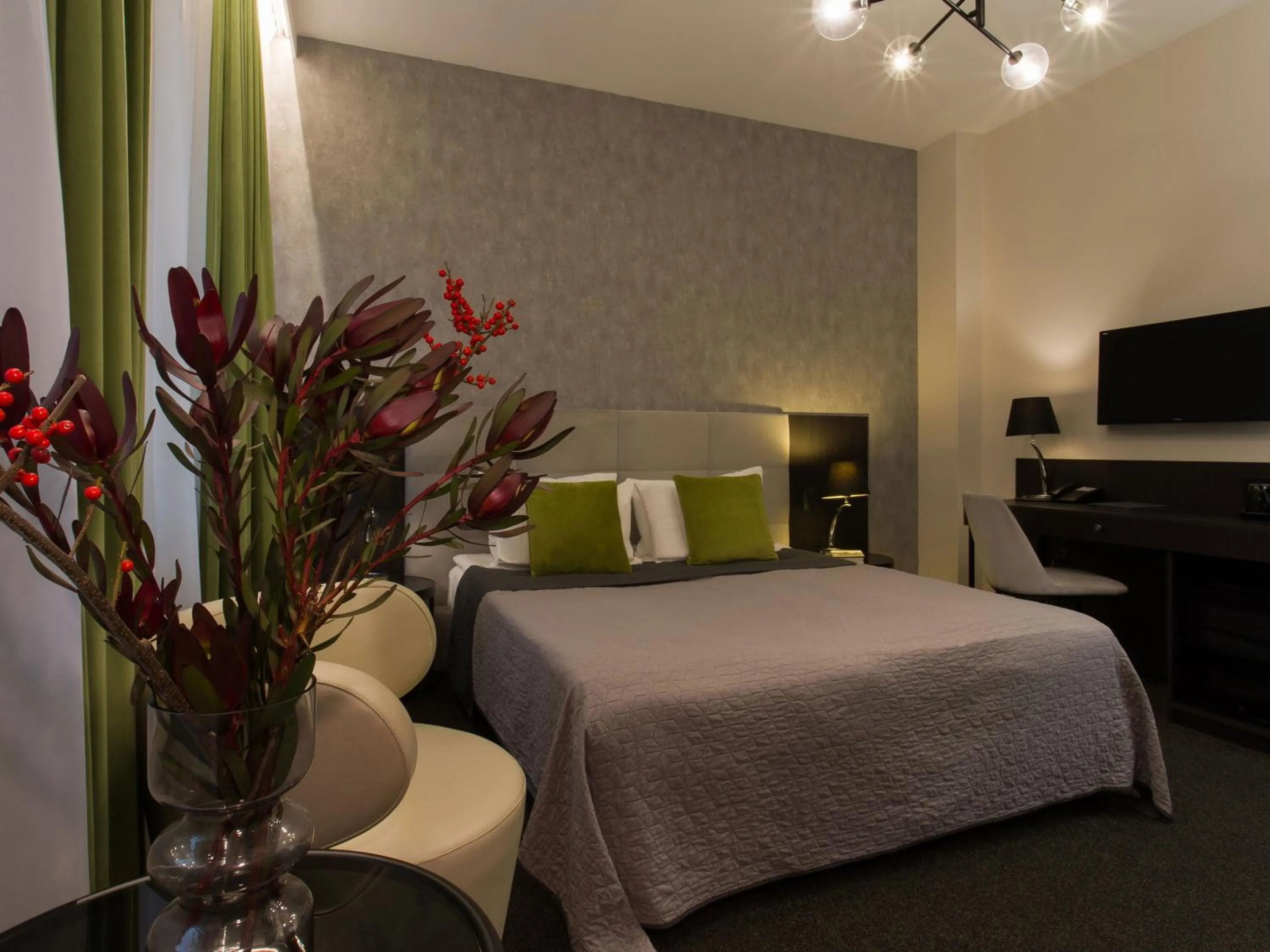 Bedroom, Bed in Hotel Atrium