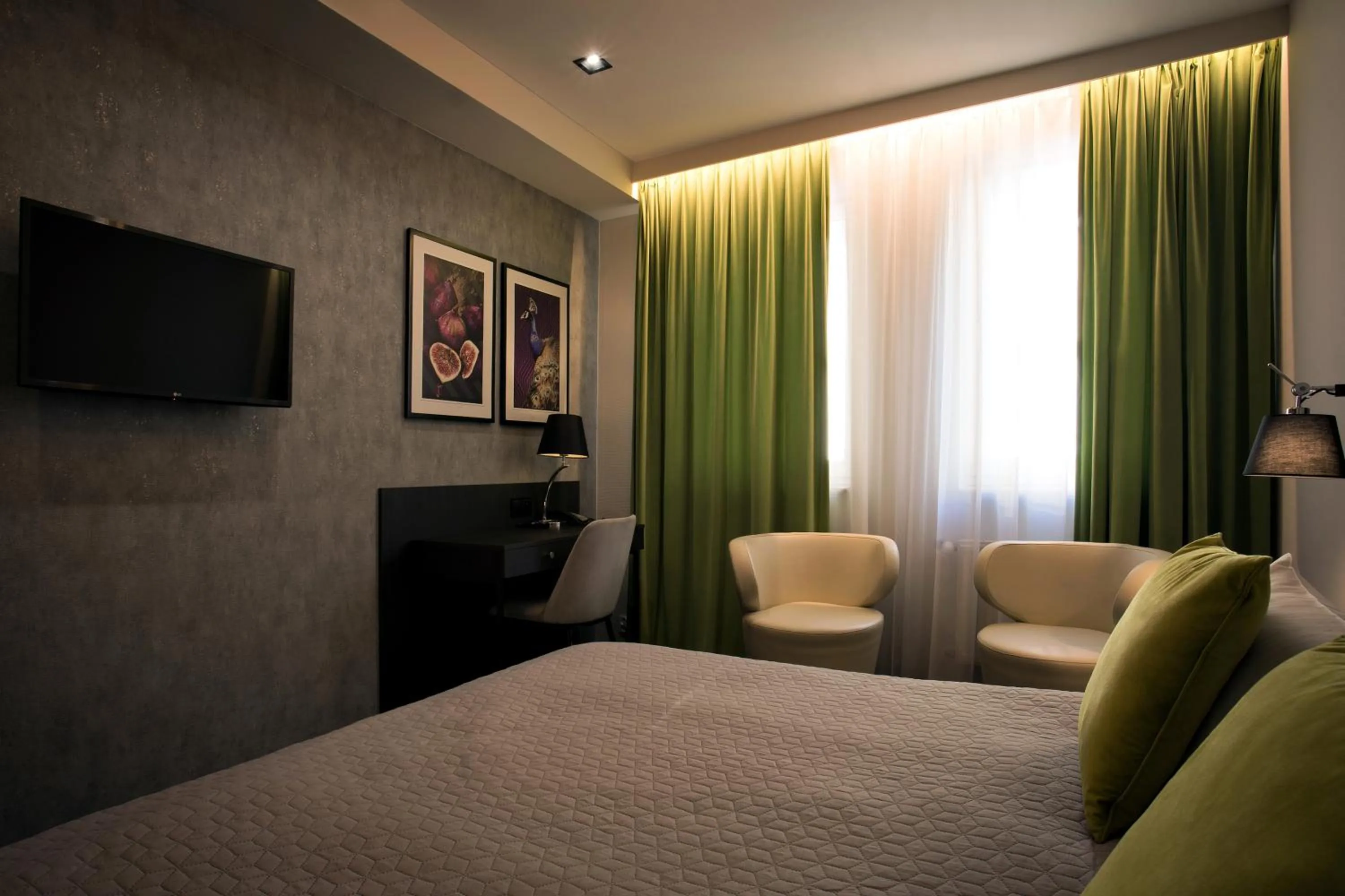 Bedroom, Bed in Hotel Atrium