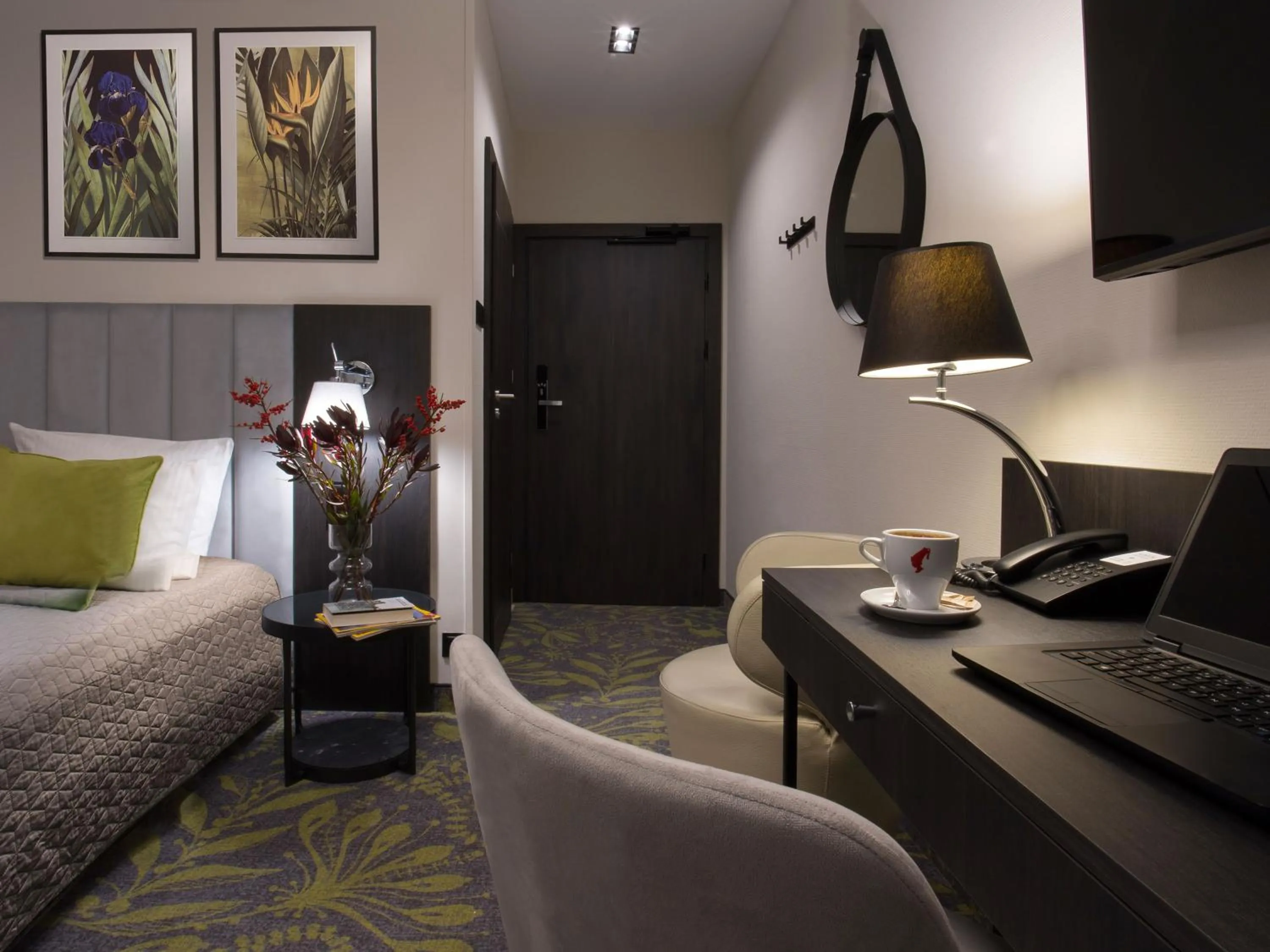 Bedroom, Bed in Hotel Atrium