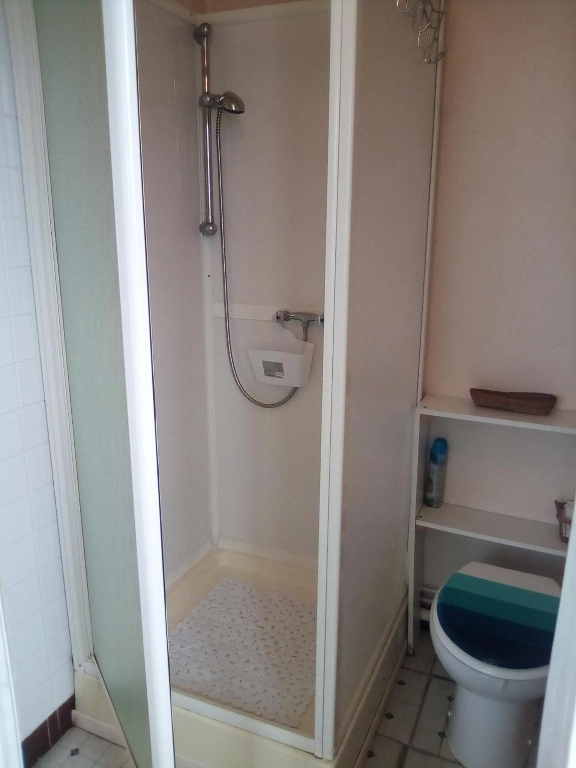 Bathroom in Lenard Charles Bed & Breakfast