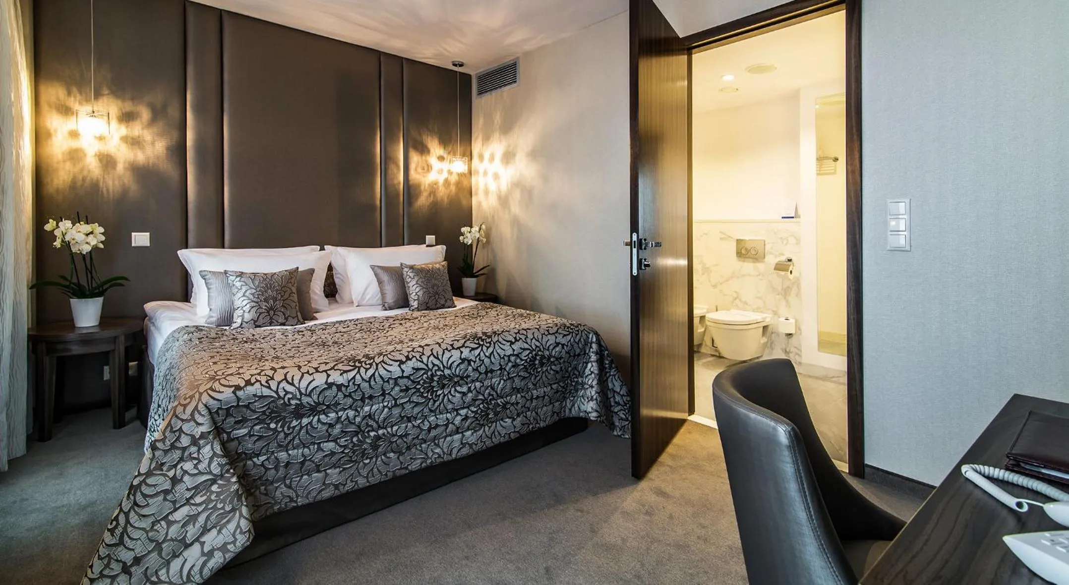 Shower, Bed in Airport Hotel Okęcie