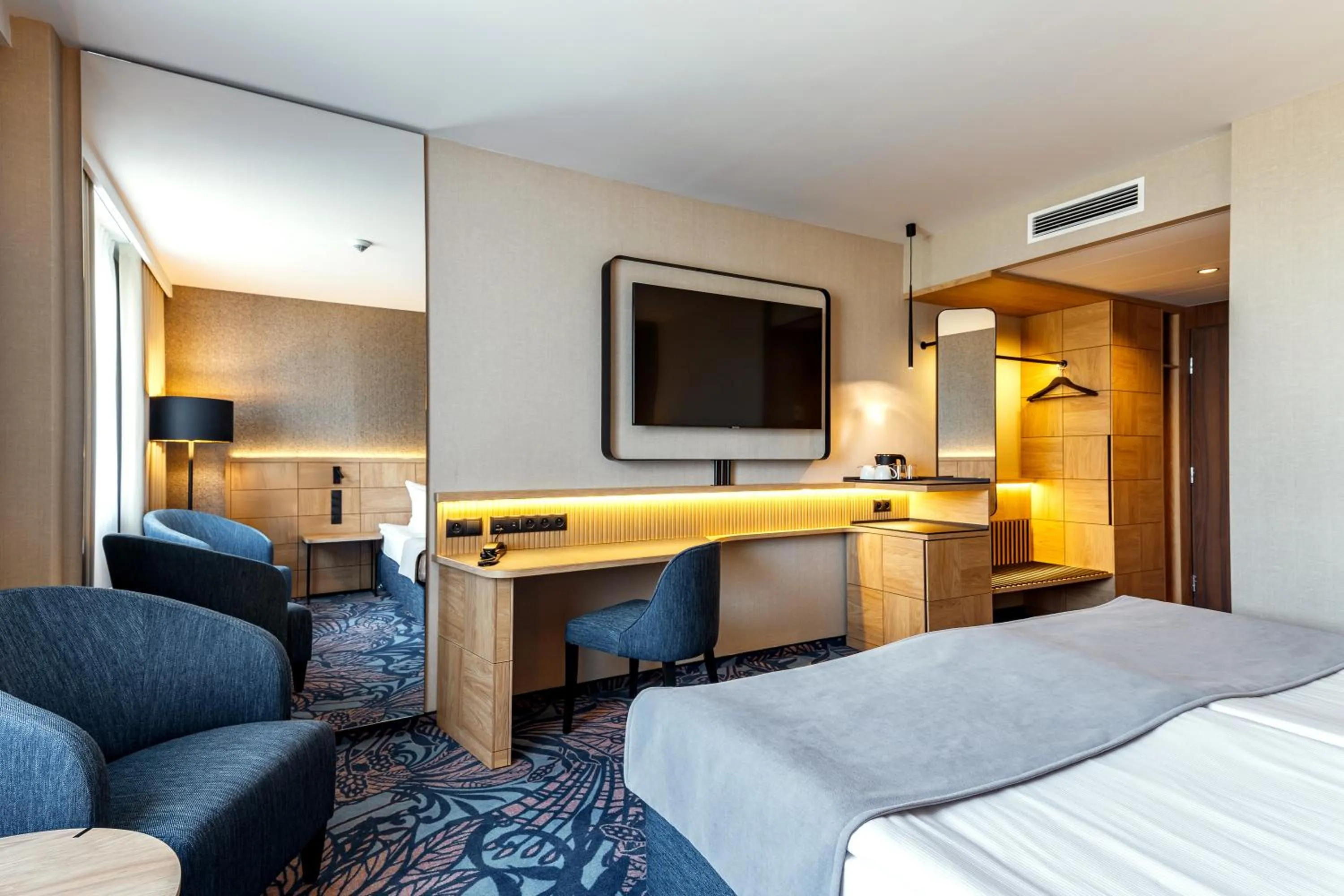 TV and multimedia, Bed in Airport Hotel Okęcie