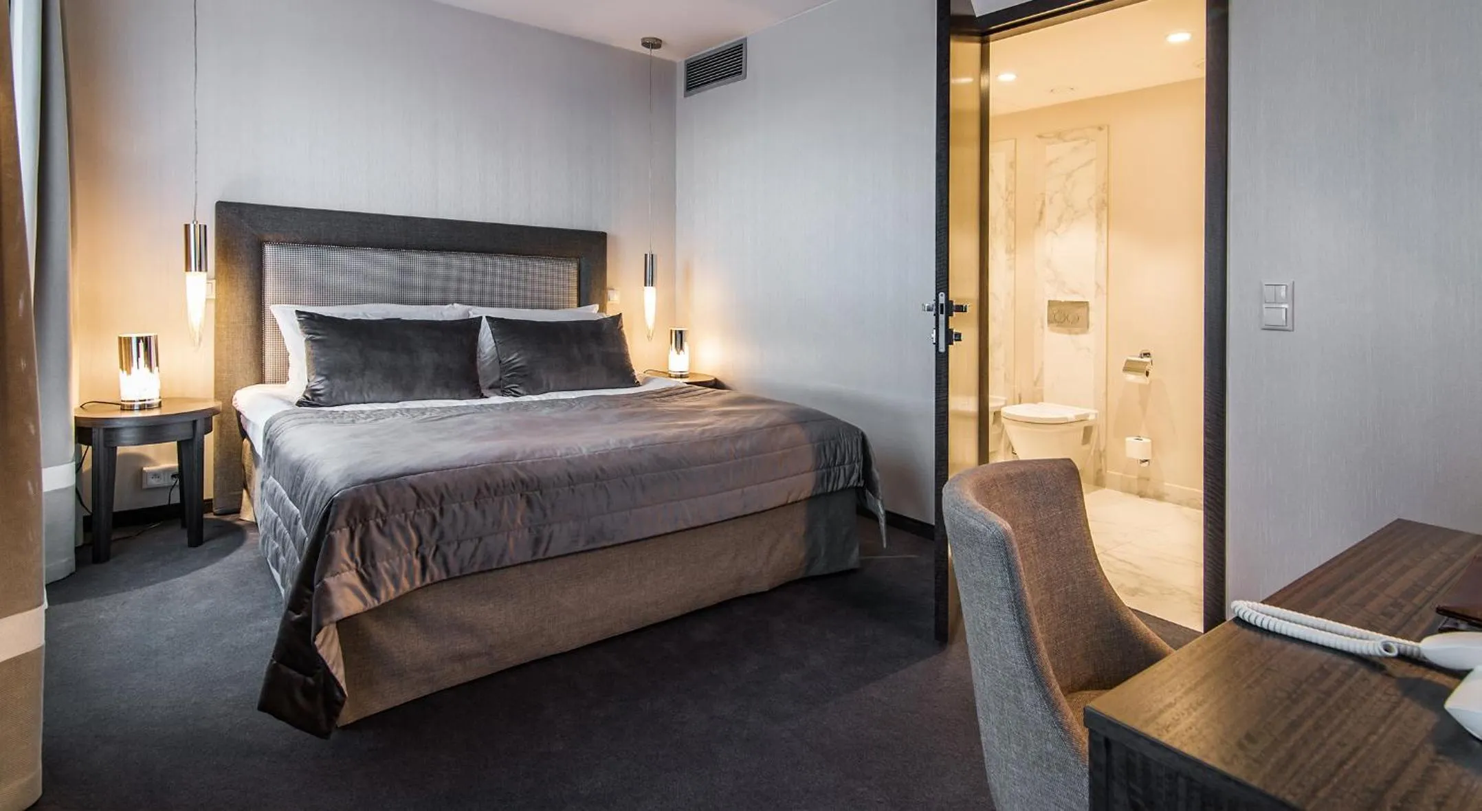 Shower, Bed in Airport Hotel Okęcie