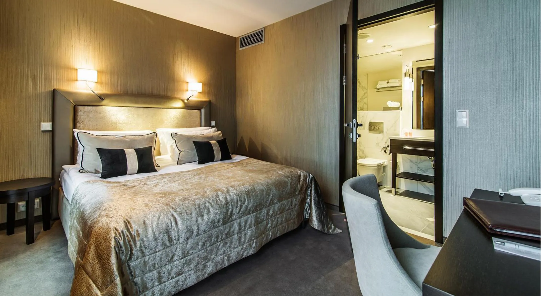 Shower, Bed in Airport Hotel Okęcie