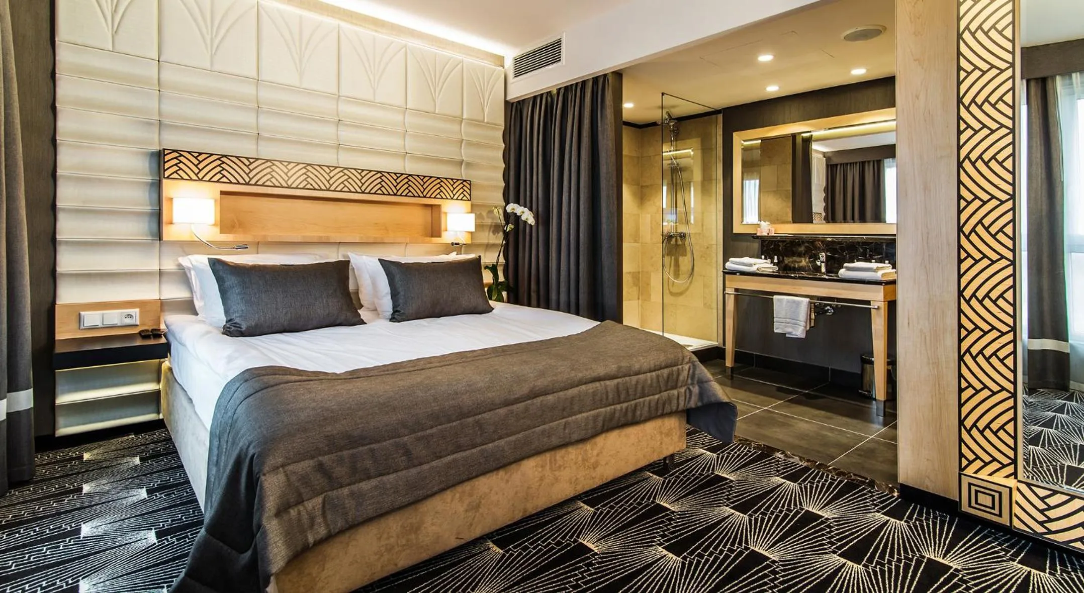 Shower, Bed in Airport Hotel Okęcie