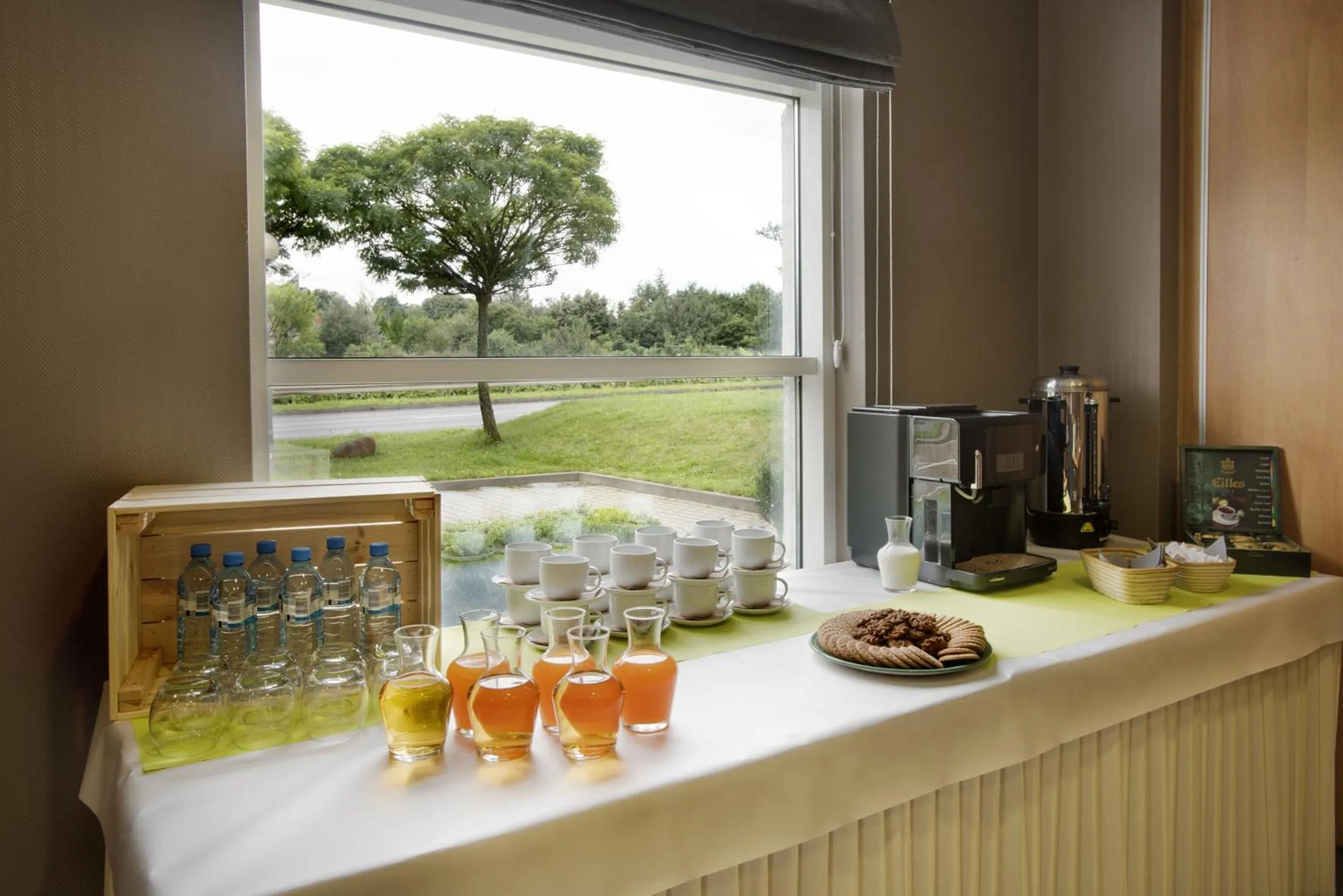 Coffee/tea facilities in Campanile Poznan