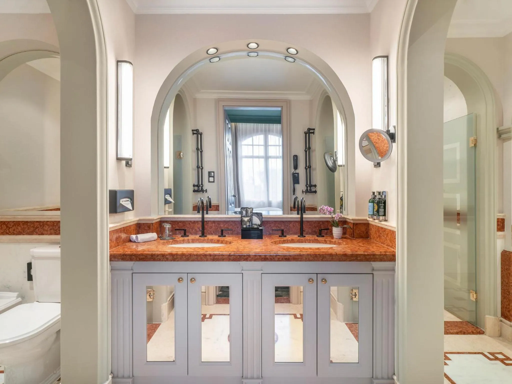 Toilet in Rezydent Hotel Sopot - MGallery Collection