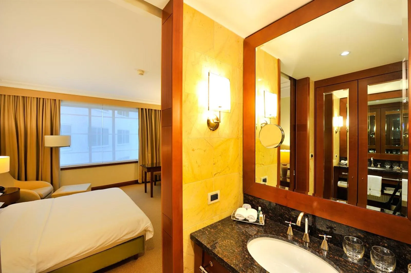 Bathroom, Bed in Regent Warsaw Hotel