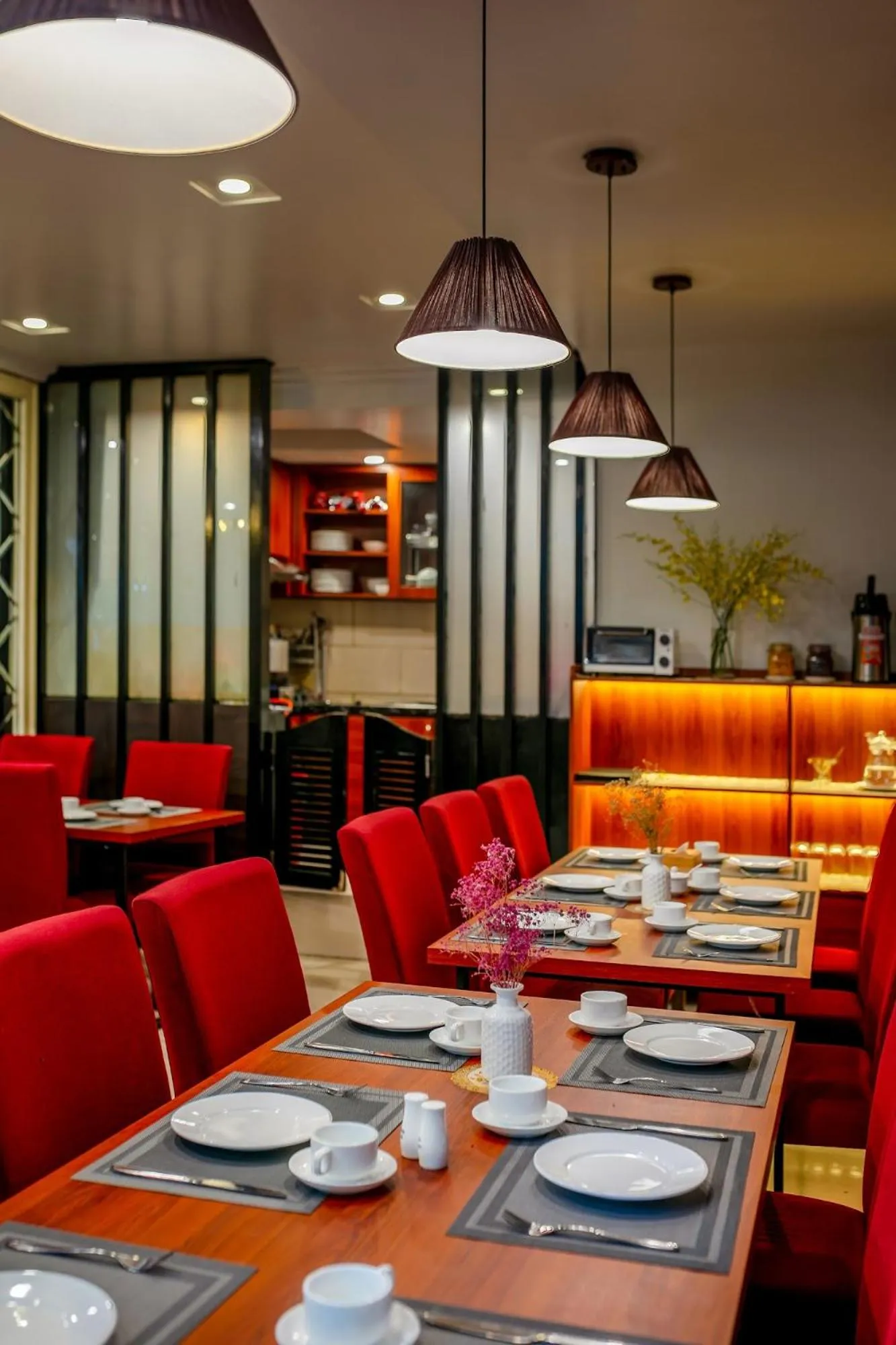 Restaurant/places to eat in Silk Flower Hotel & Spa