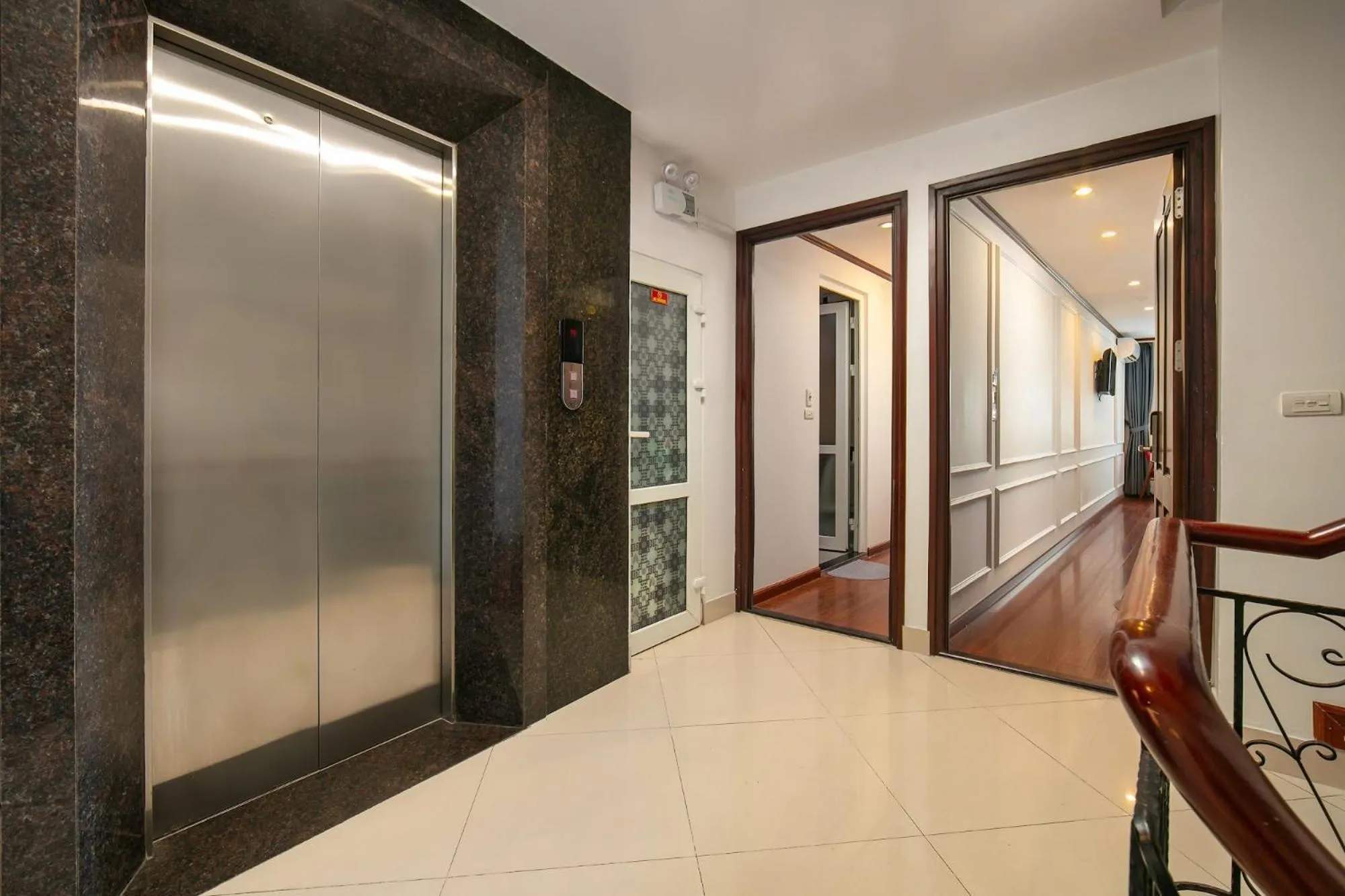 elevator in Silk Flower Hotel & Spa