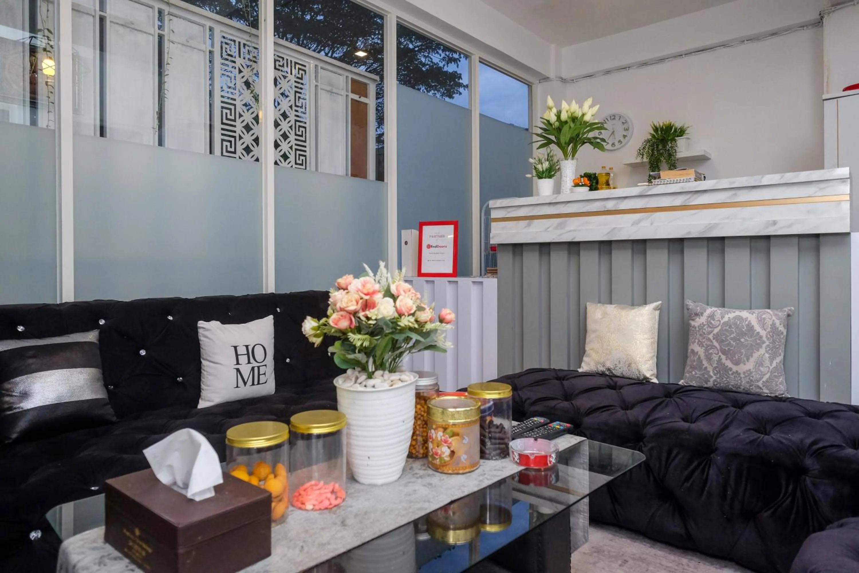 Lobby or reception in RedDoorz Syariah near Taruna Nusantara Magelang