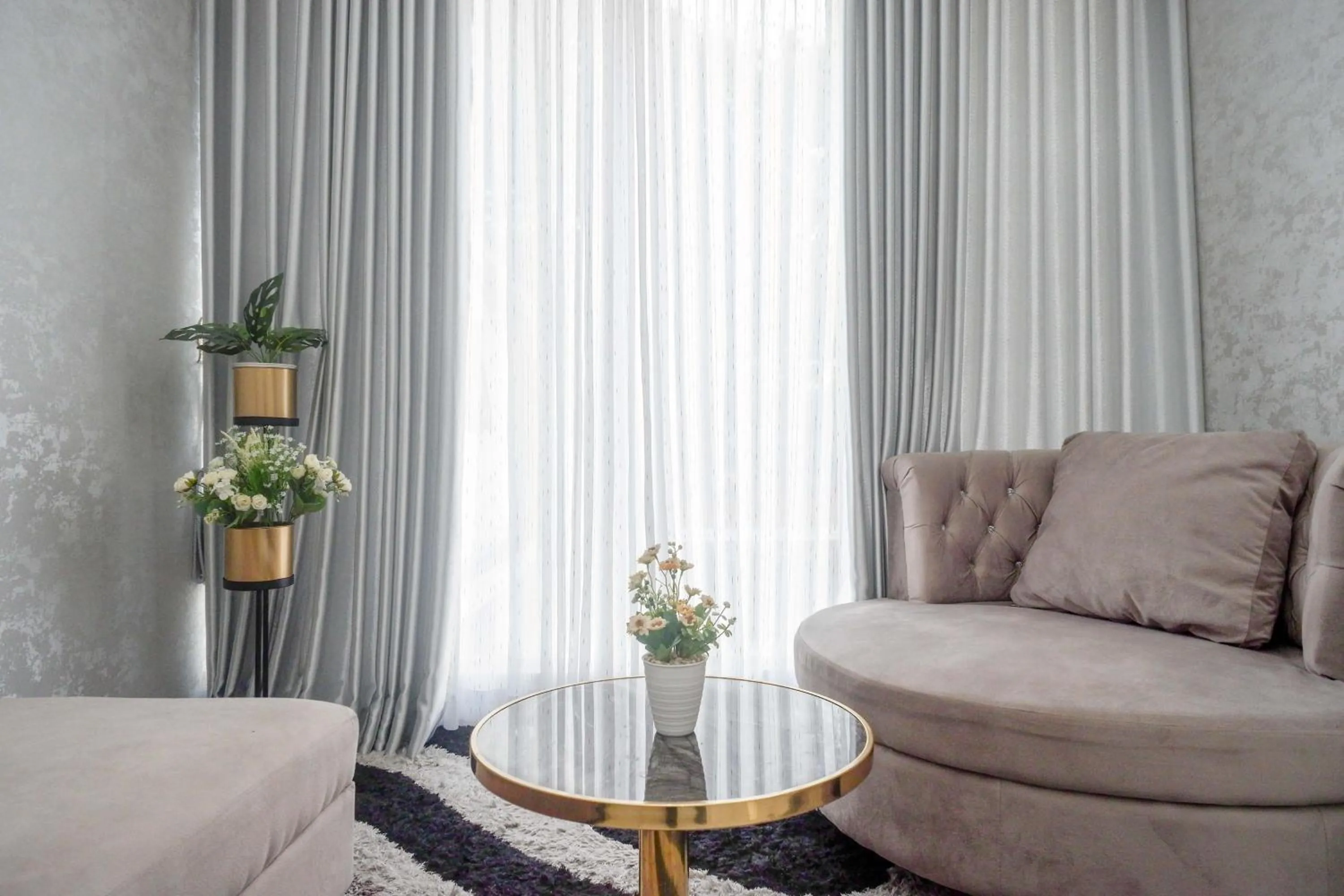 Seating area in RedDoorz Syariah near Taruna Nusantara Magelang