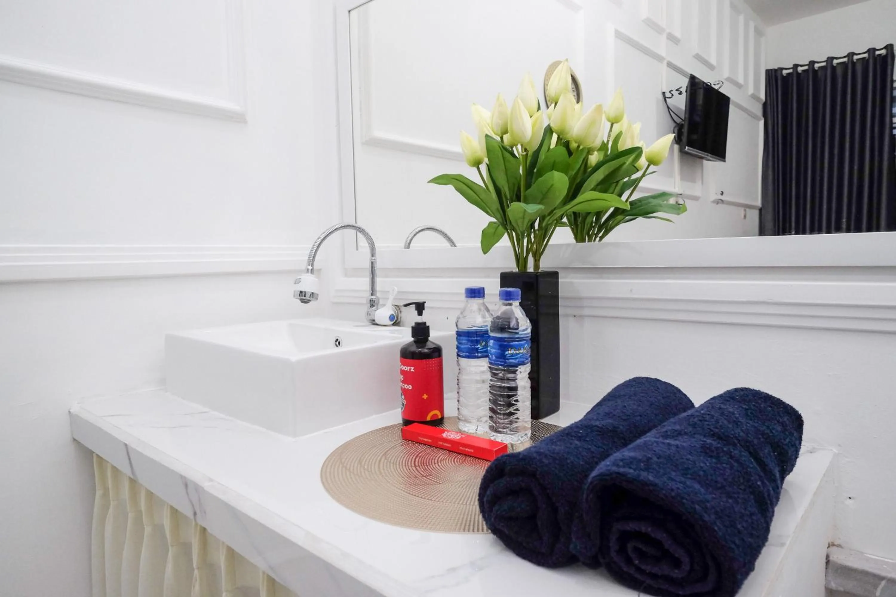 Bathroom in RedDoorz Syariah near Taruna Nusantara Magelang