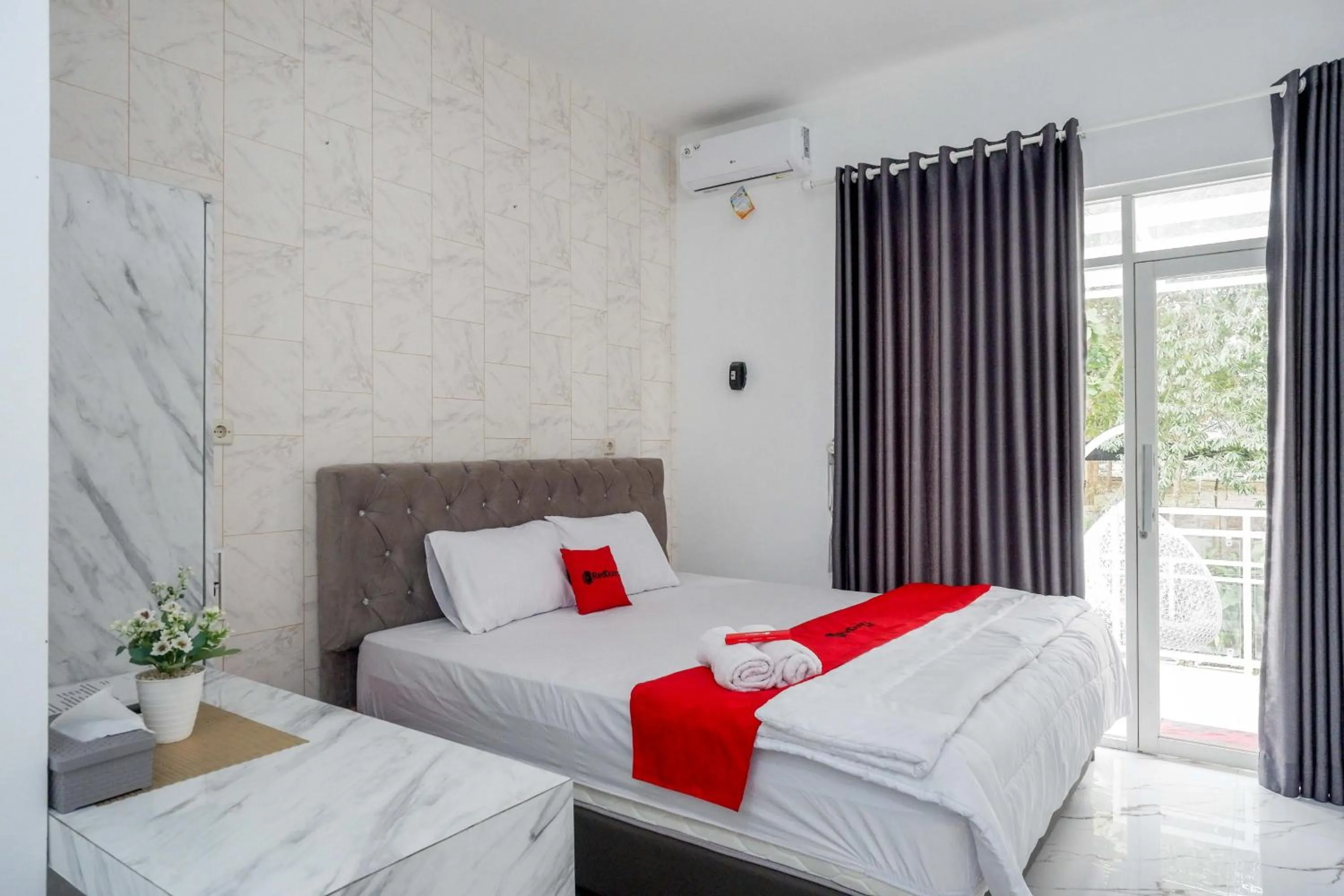 Bedroom, Bed in RedDoorz Syariah near Taruna Nusantara Magelang