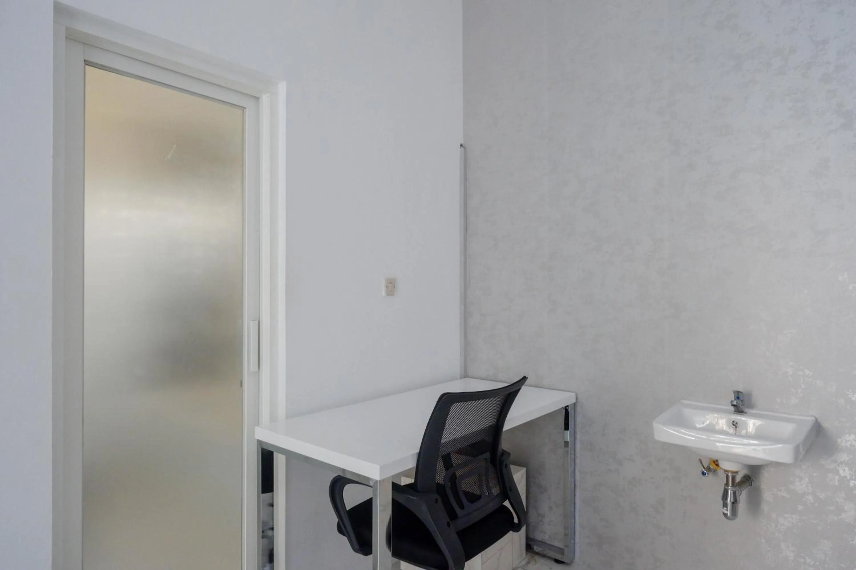 Seating area in RedDoorz Syariah near Taruna Nusantara Magelang