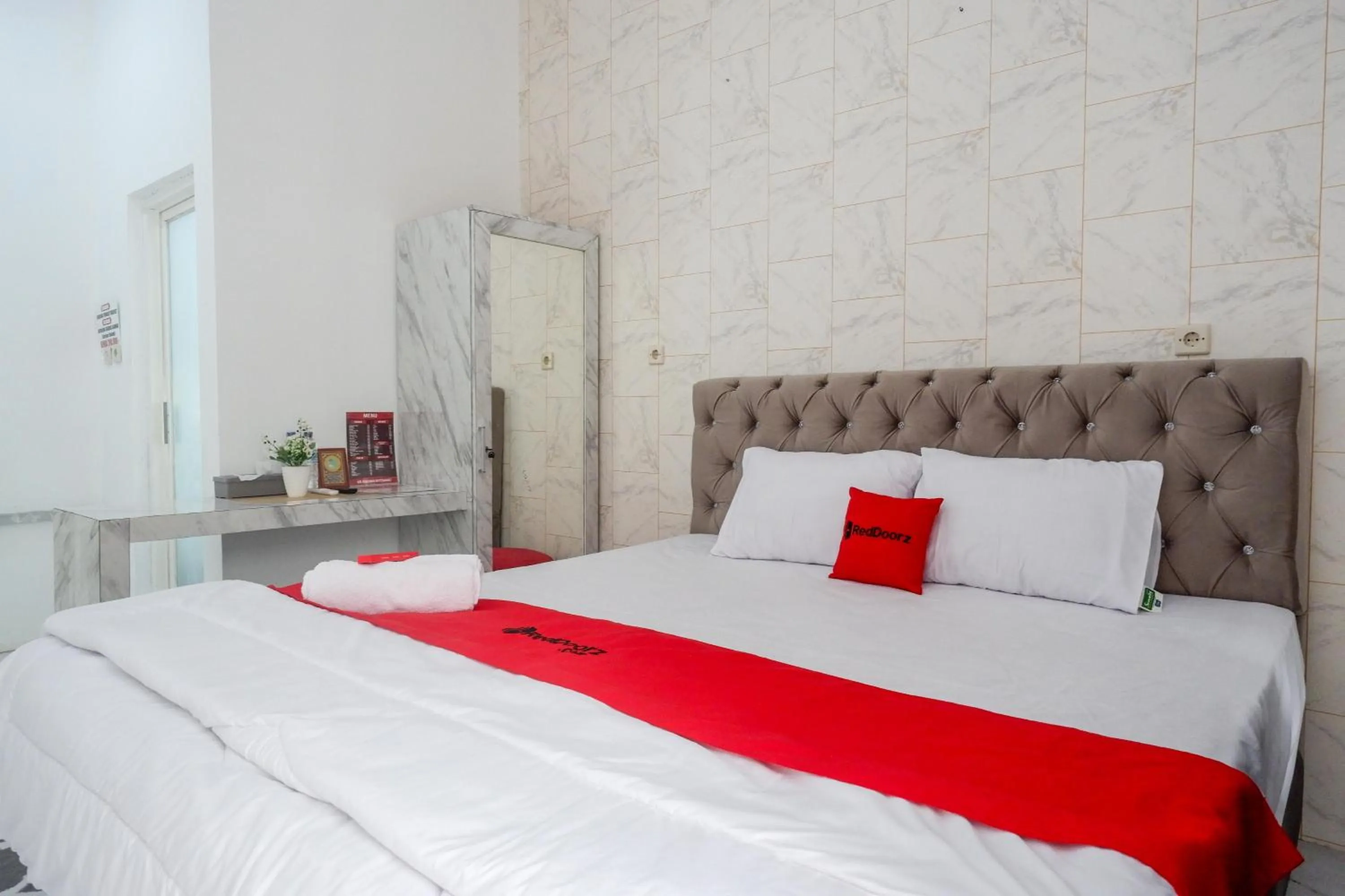 Bedroom, Bed in RedDoorz Syariah near Taruna Nusantara Magelang