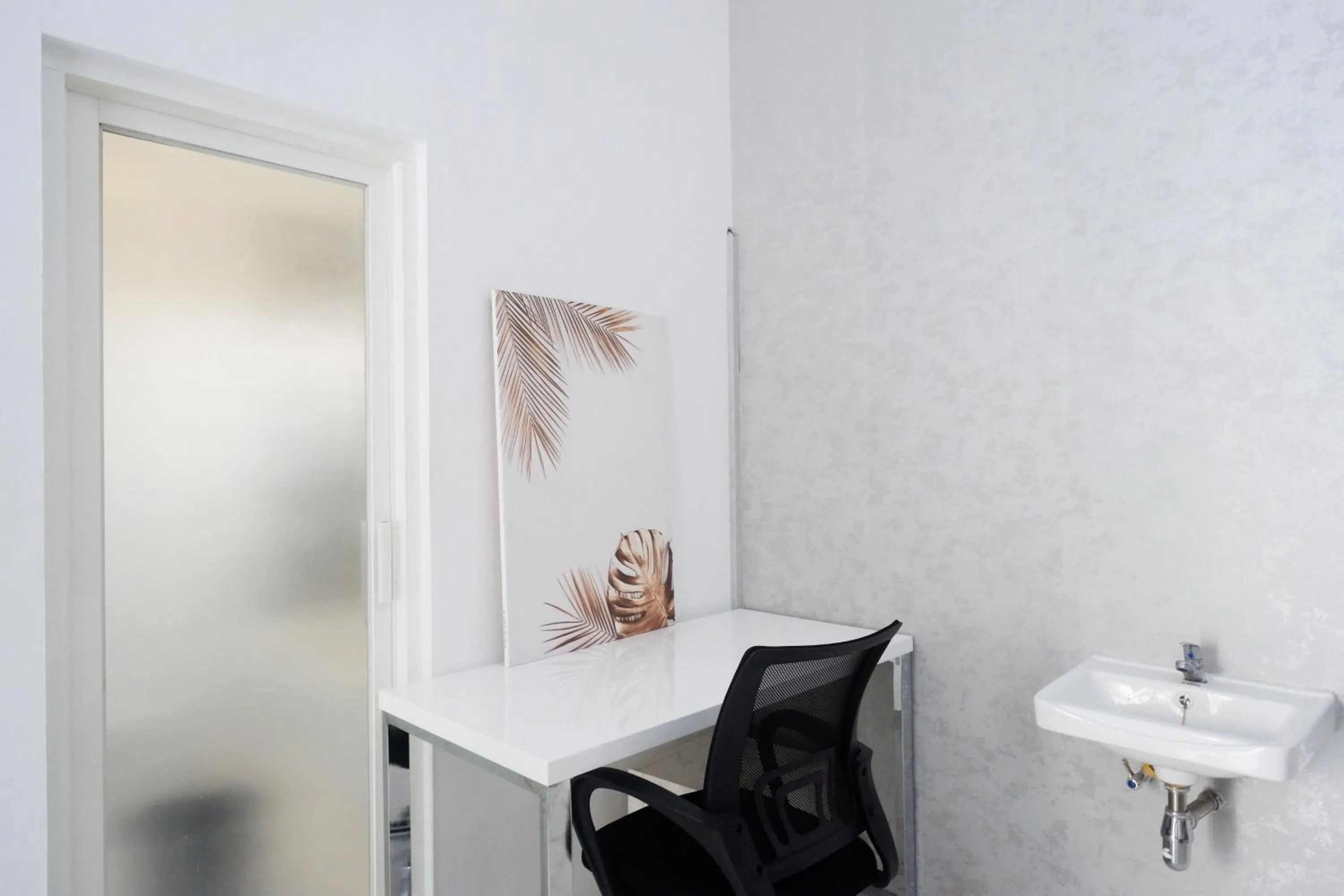 Seating area in RedDoorz Syariah near Taruna Nusantara Magelang