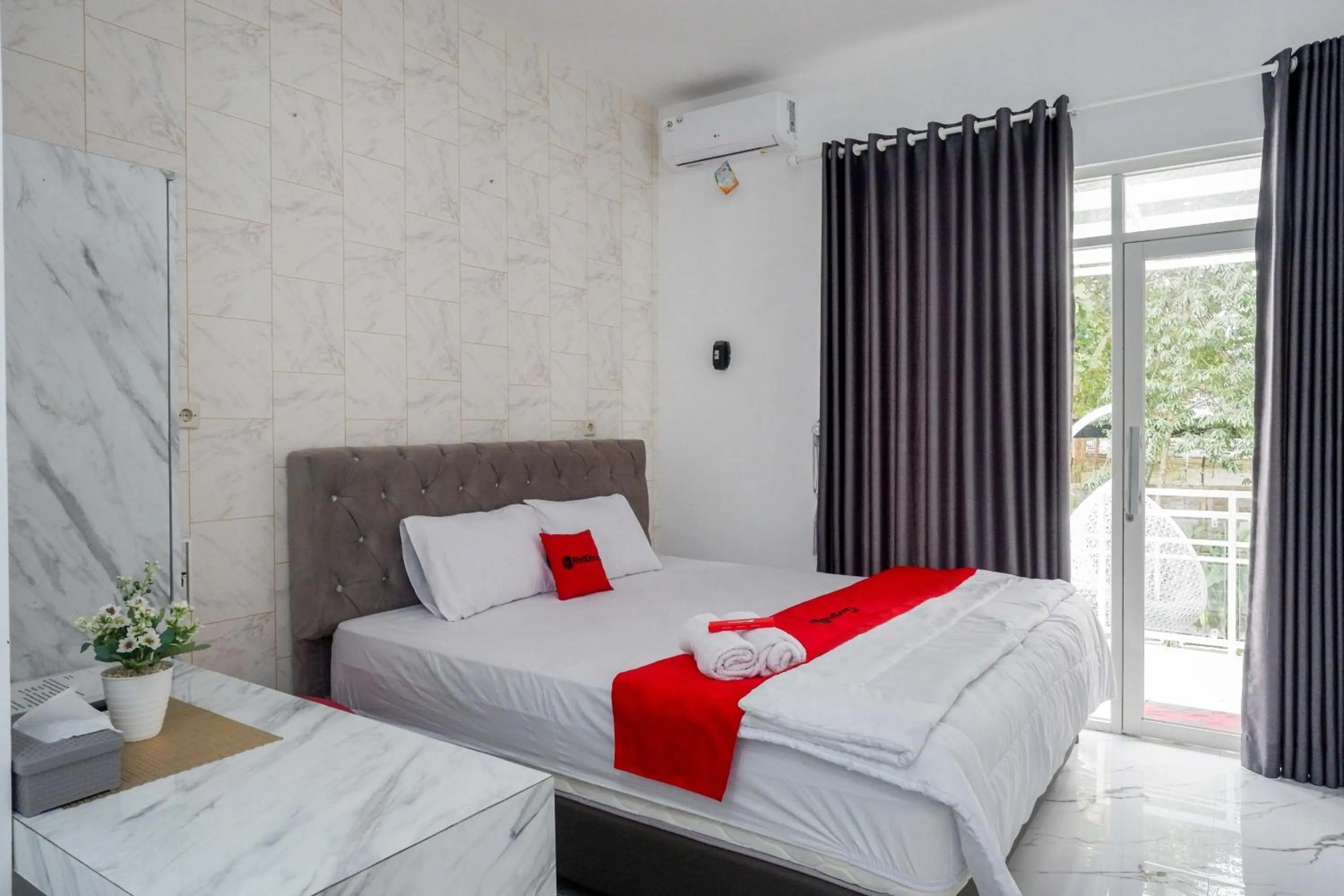 Bedroom, Bed in RedDoorz Syariah near Taruna Nusantara Magelang