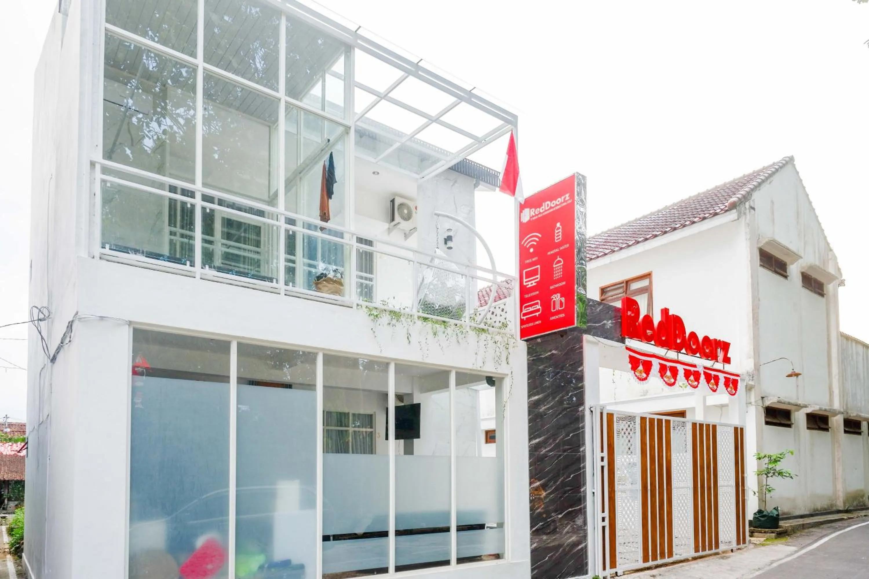 Facade/entrance in RedDoorz Syariah near Taruna Nusantara Magelang