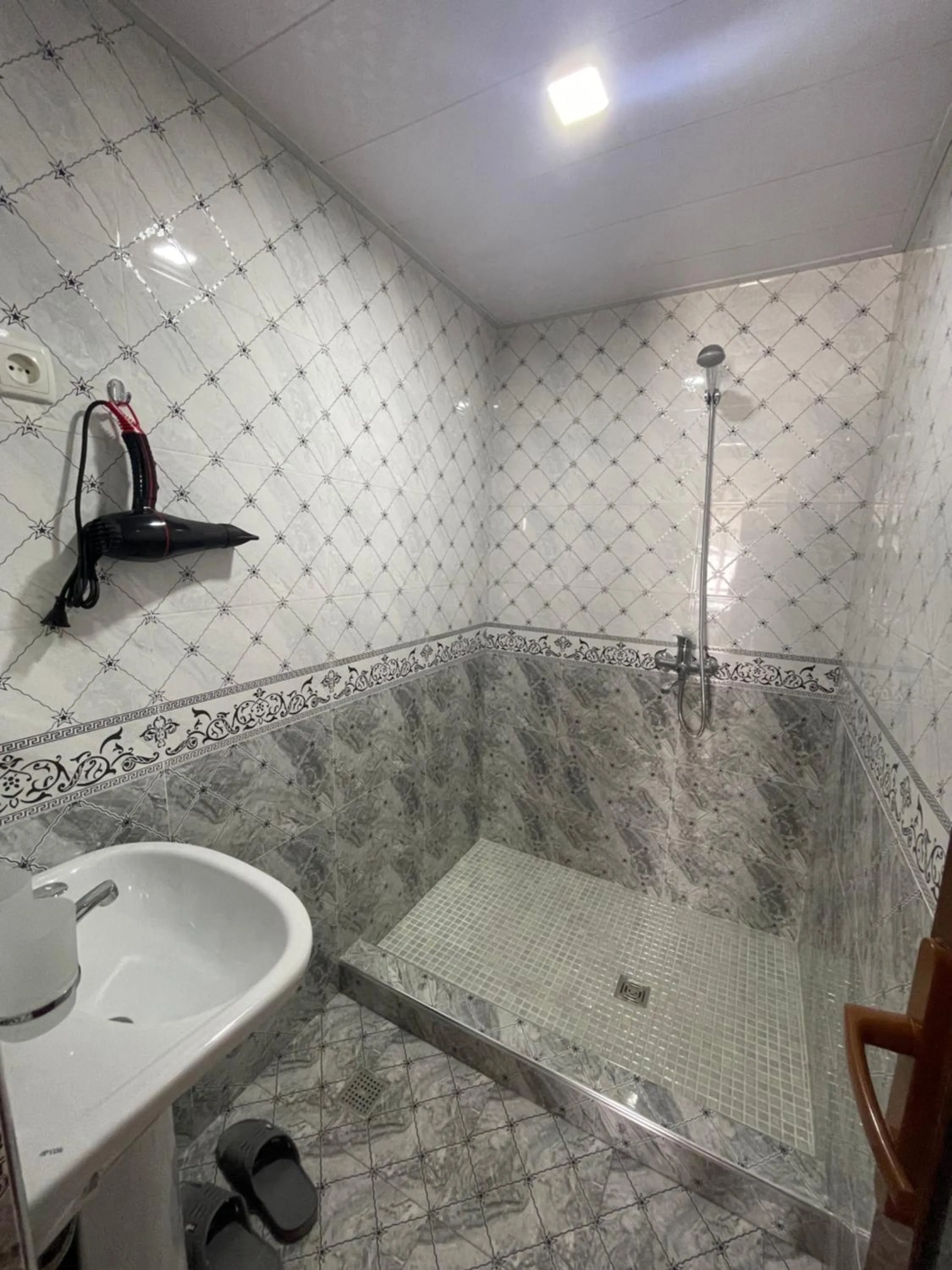 Shower in Hotel Samarkand Ali