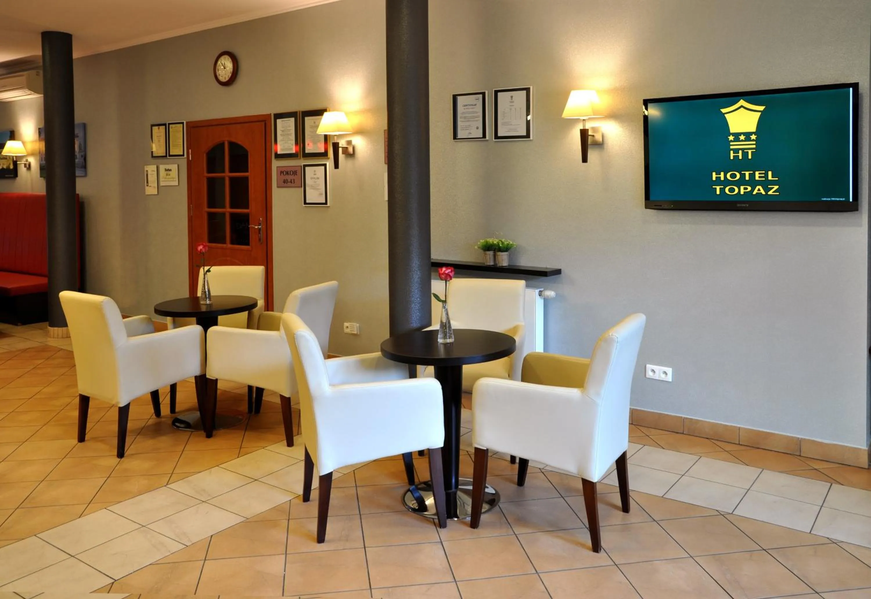 Communal lounge/ TV room in Hotel Topaz Poznań Centrum