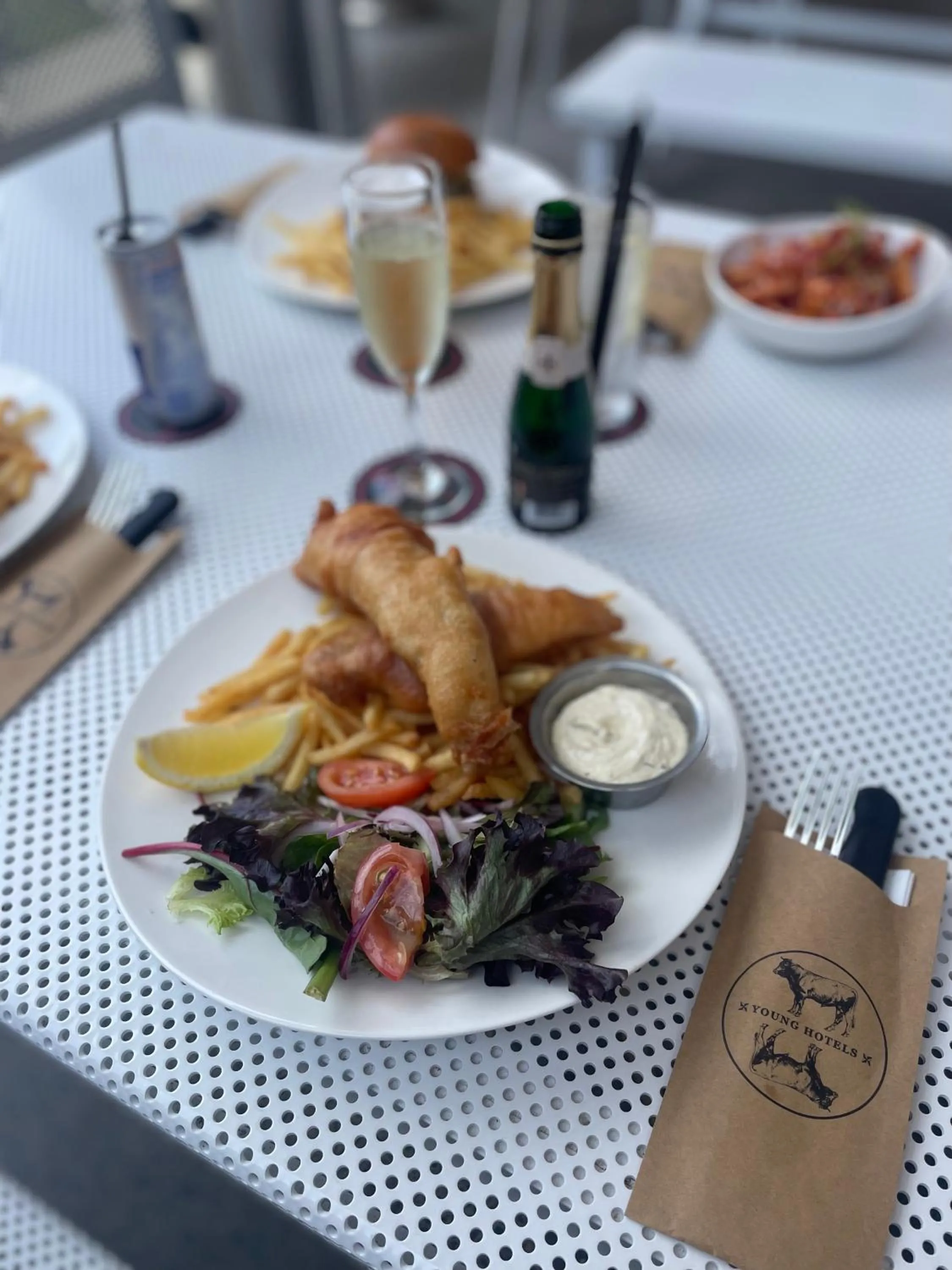 Restaurant/places to eat in Illinois Hotel