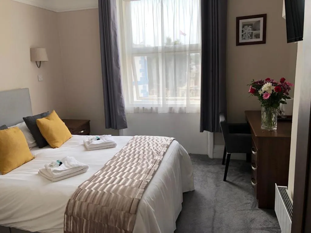 Bedroom, Bed in Oban Hotel