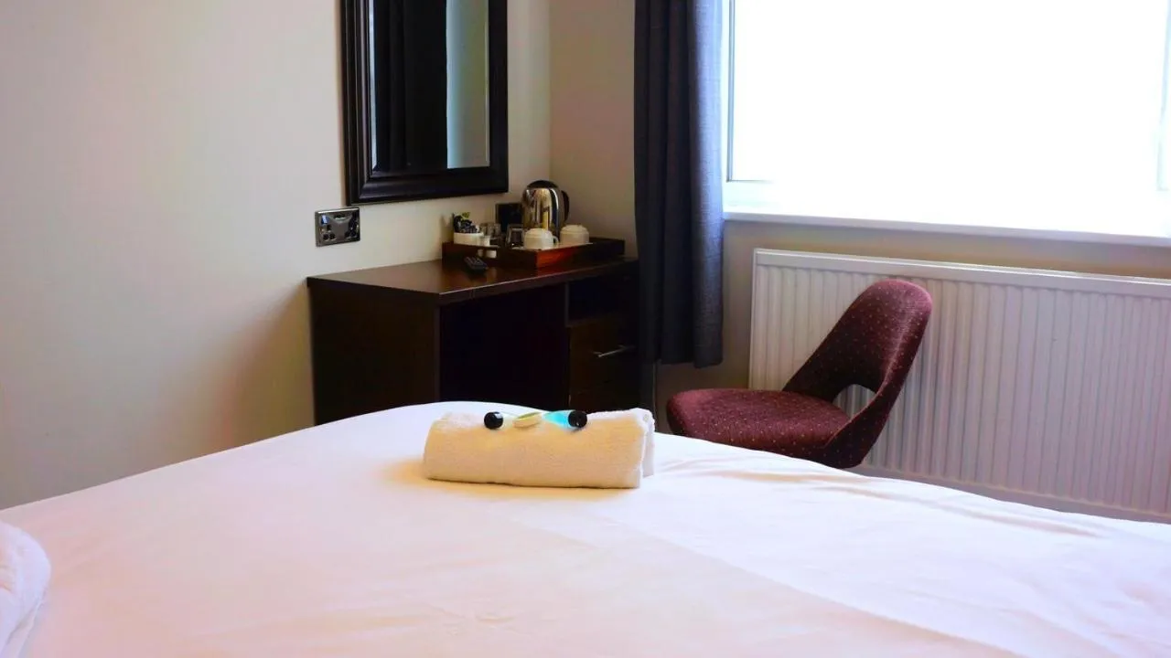 Photo of the whole room, Bed in Oban Hotel