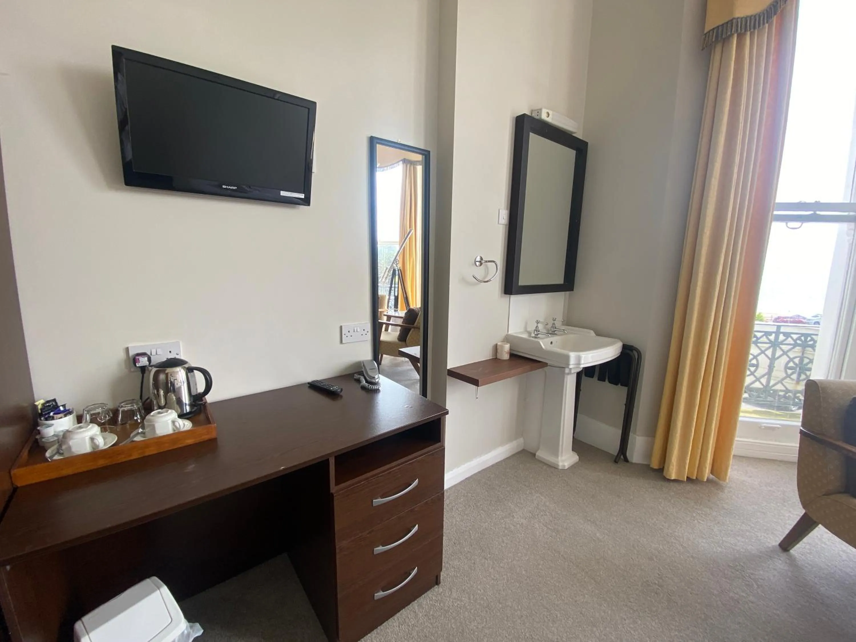 Bedroom in Oban Hotel