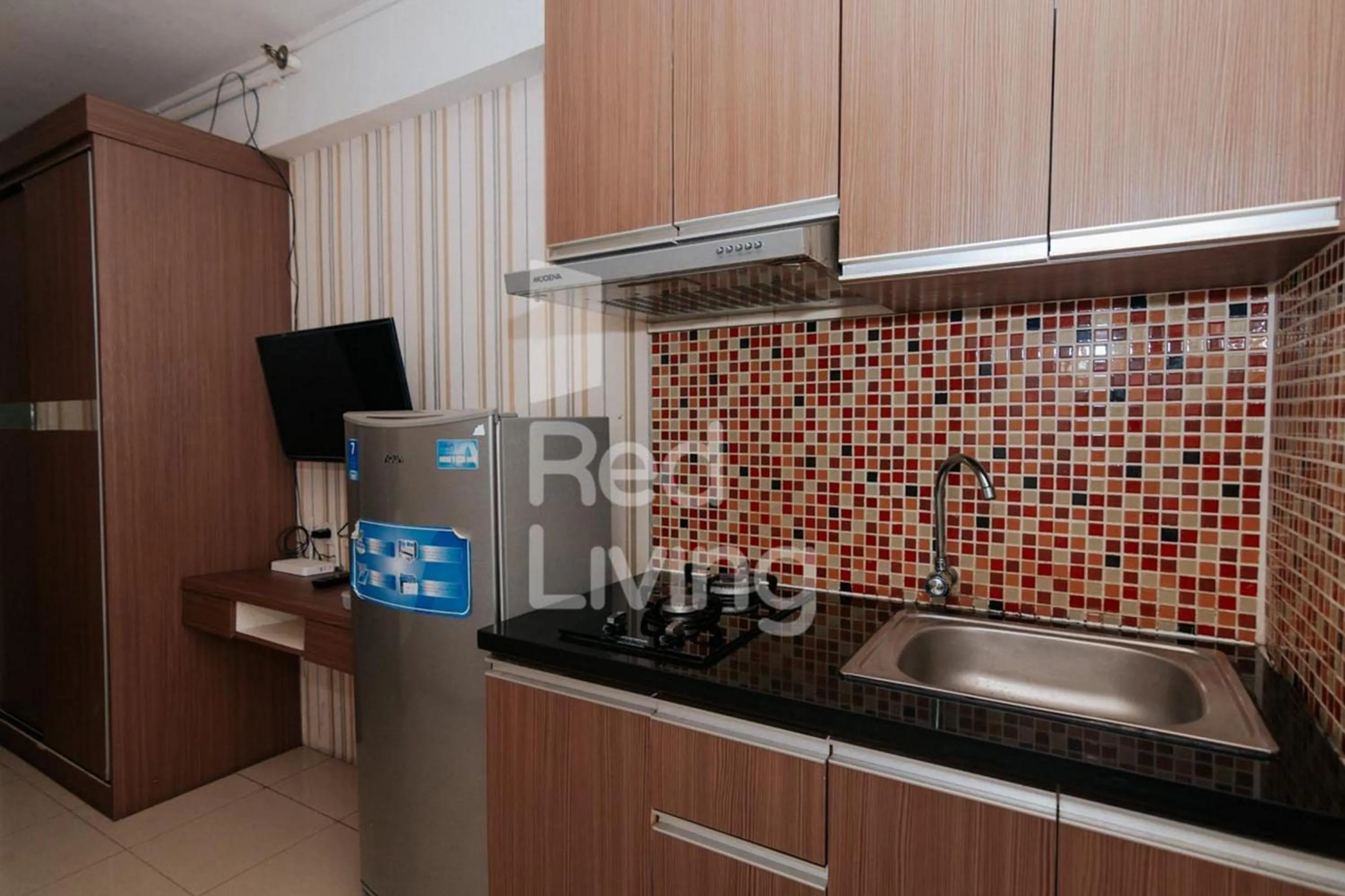 Kitchen or kitchenette in RedLiving Apartemen Bassura City - Aokla Property Tower Dahlia