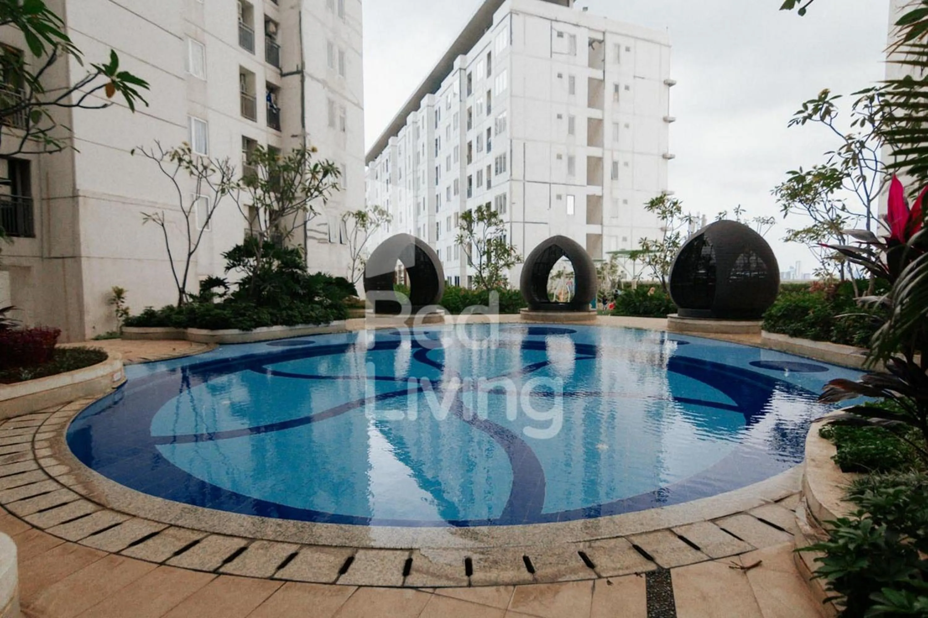 Swimming pool in RedLiving Apartemen Bassura City - Aokla Property Tower Dahlia