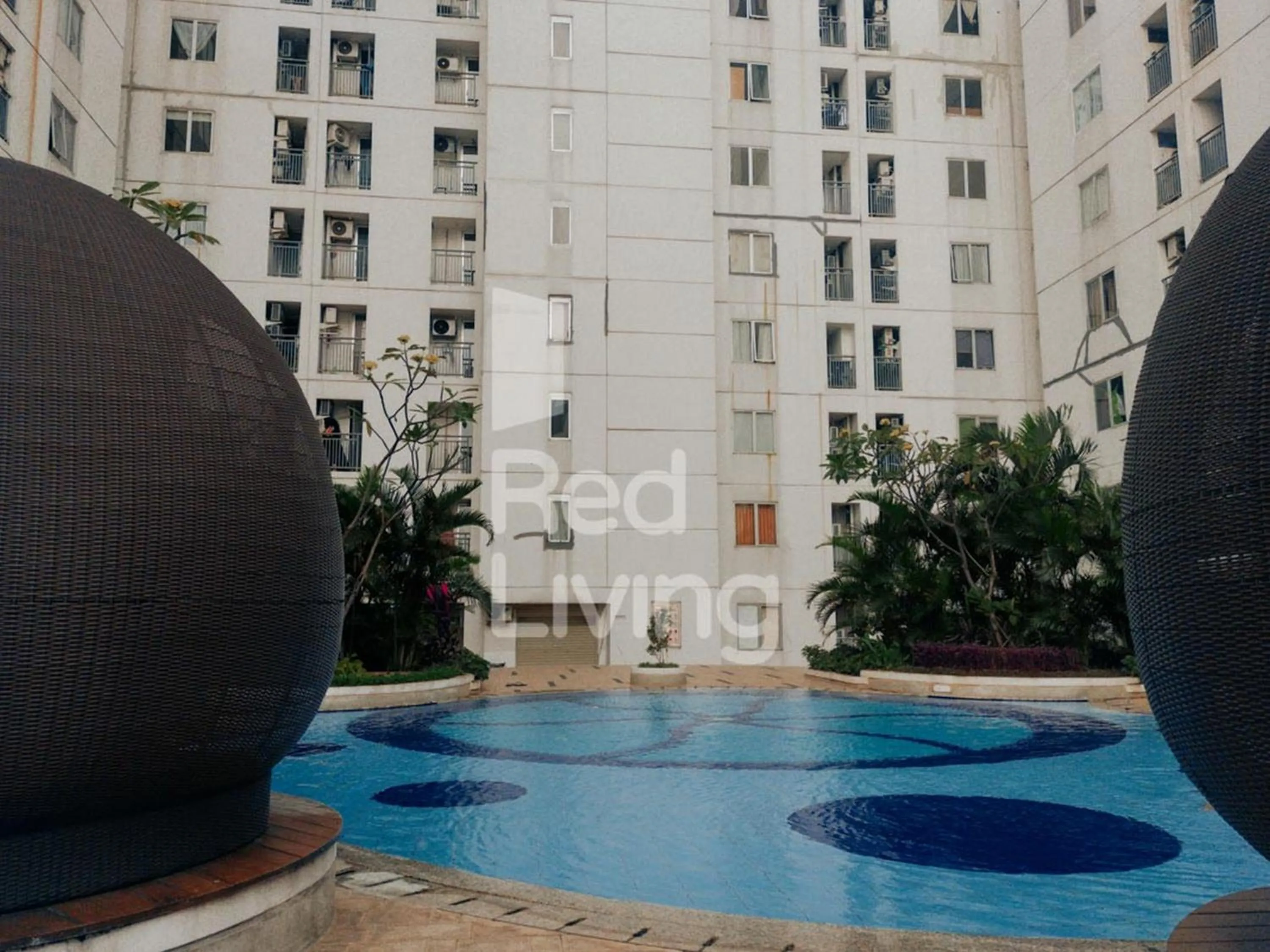 Swimming pool in RedLiving Apartemen Bassura City - Aokla Property Tower Dahlia