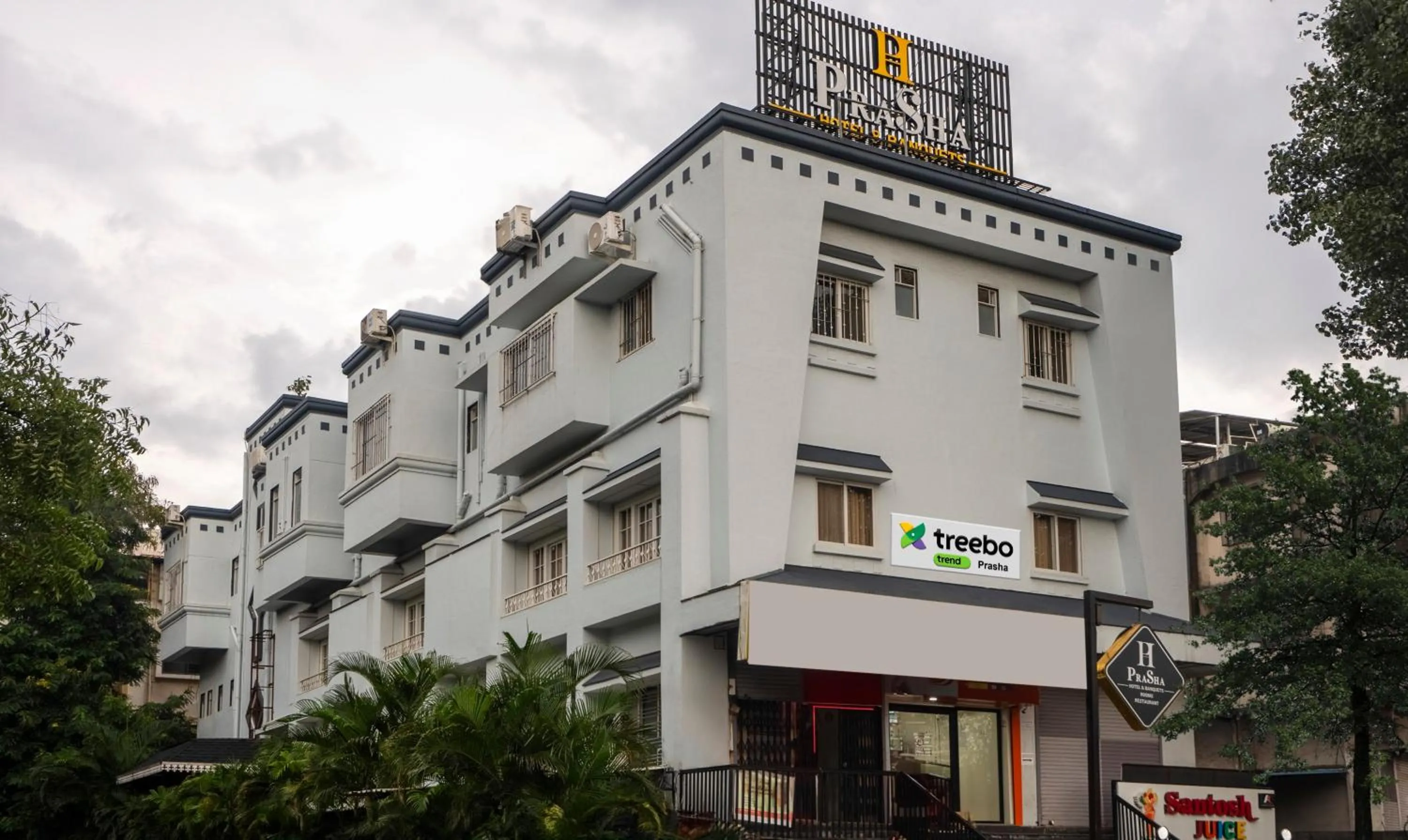 Facade/entrance in Treebo Prasha