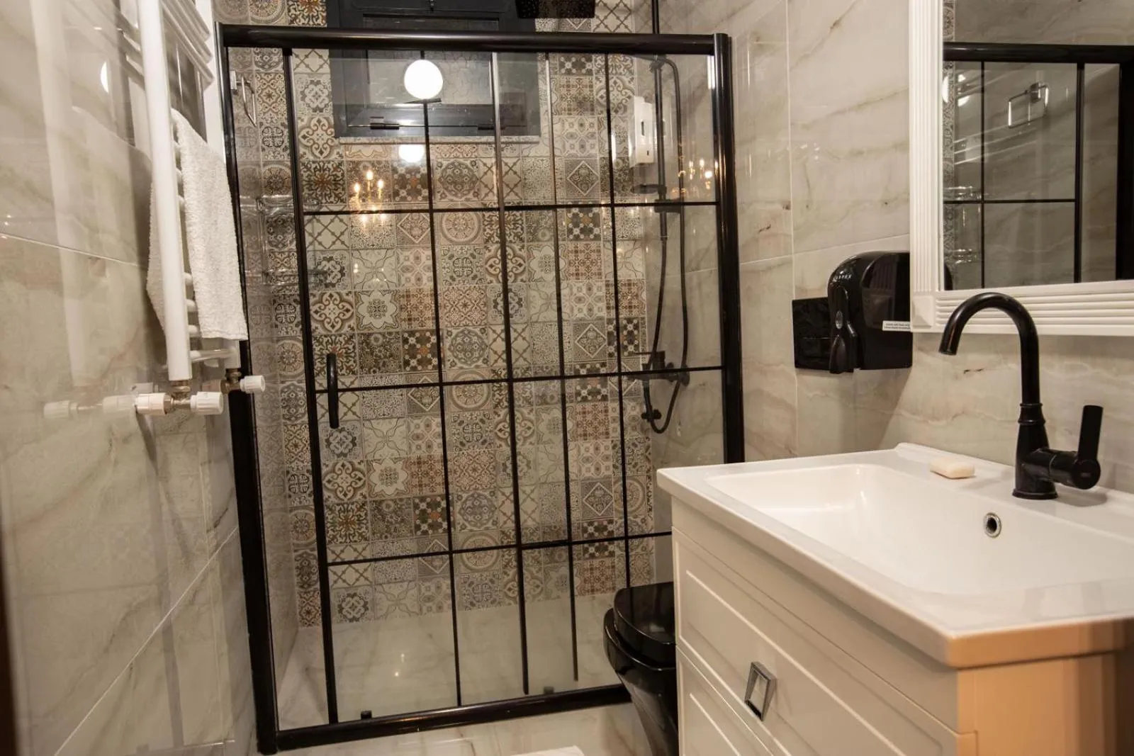 Shower in POISON GARDEN SUİTE