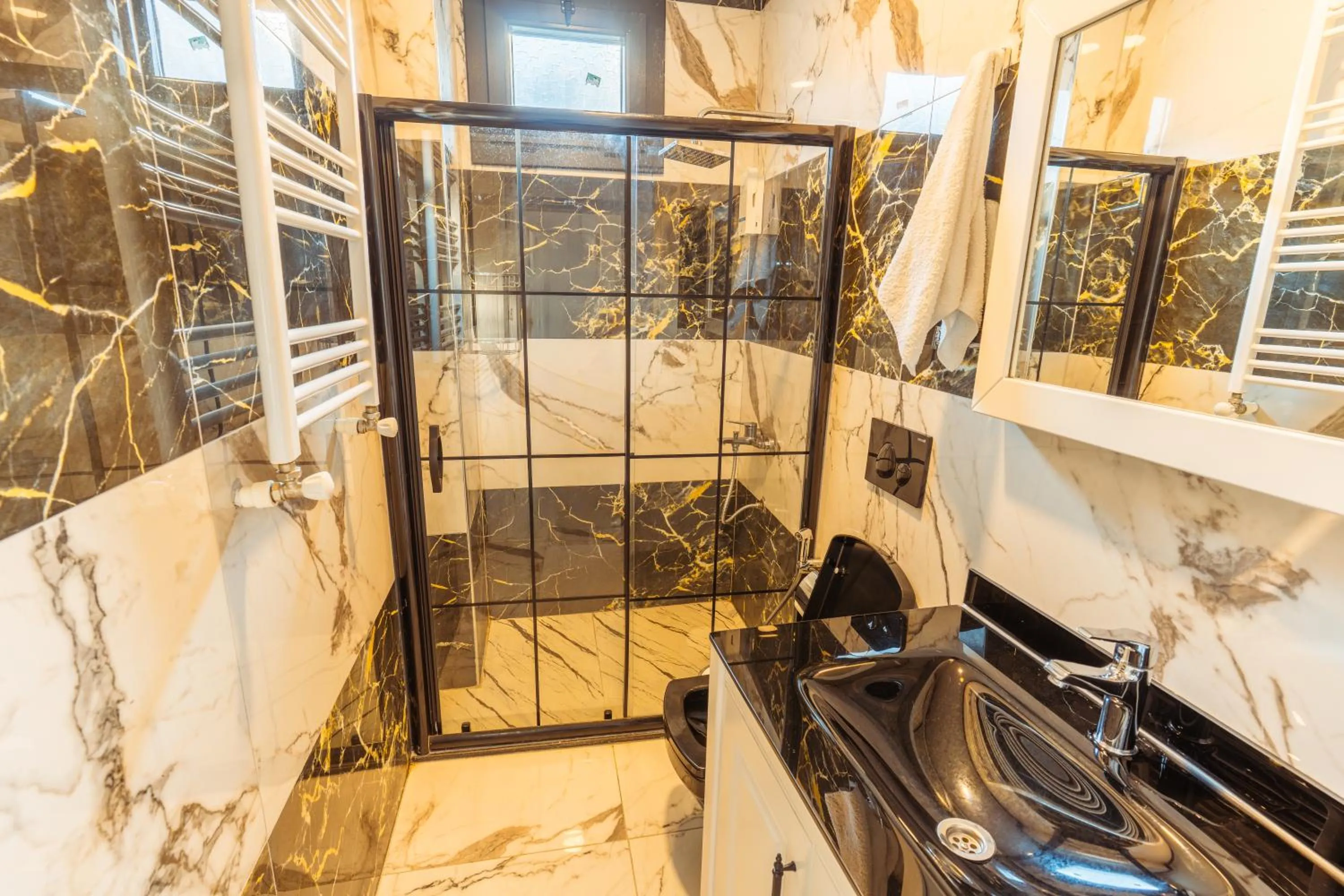 Shower in POISON GARDEN SUİTE