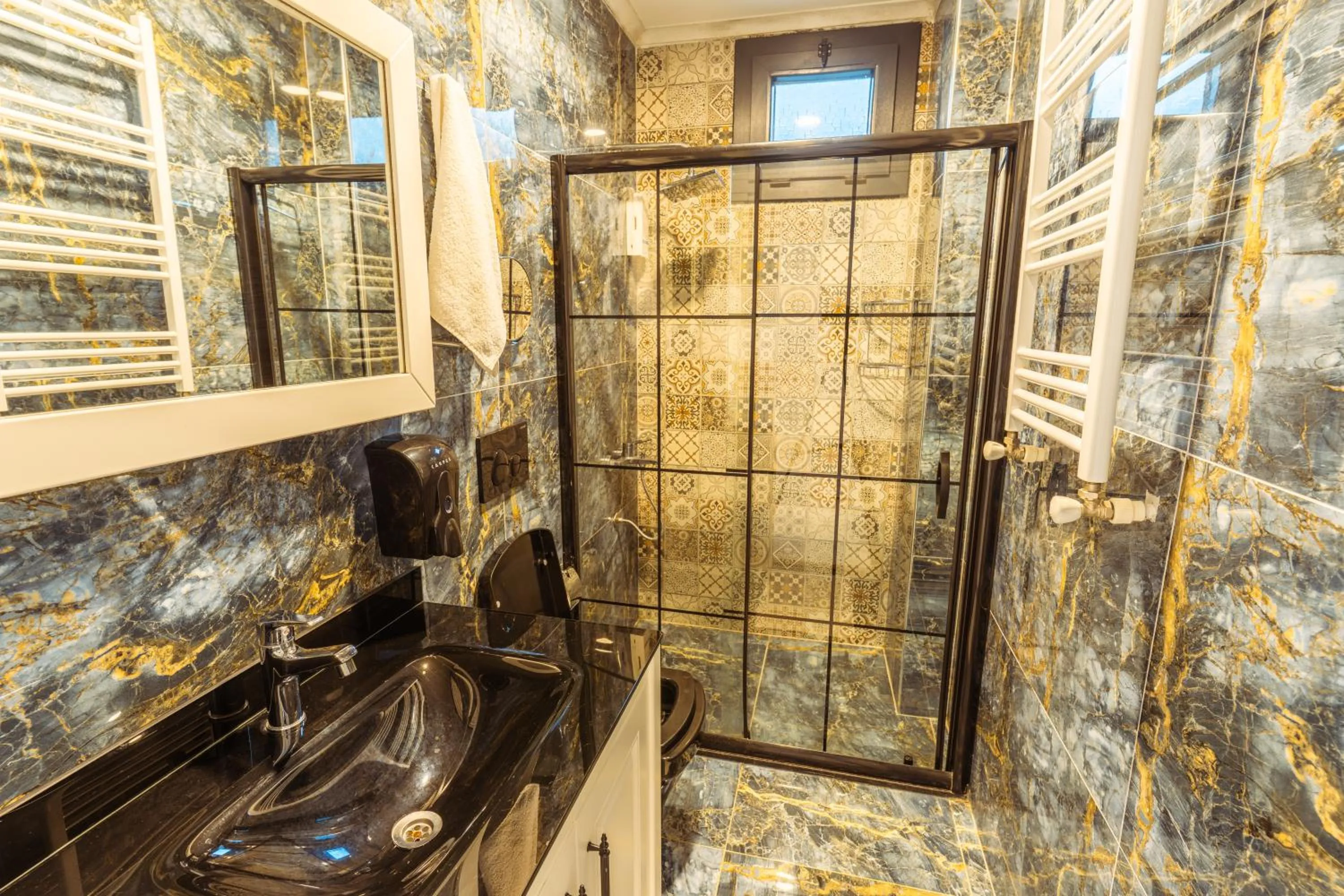 Shower in POISON GARDEN SUİTE