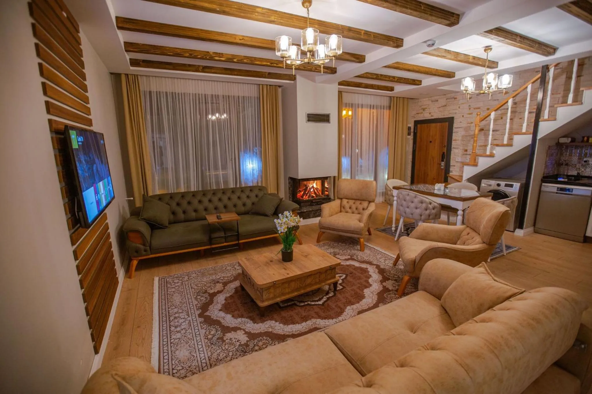 Communal lounge/ TV room in POISON GARDEN SUİTE