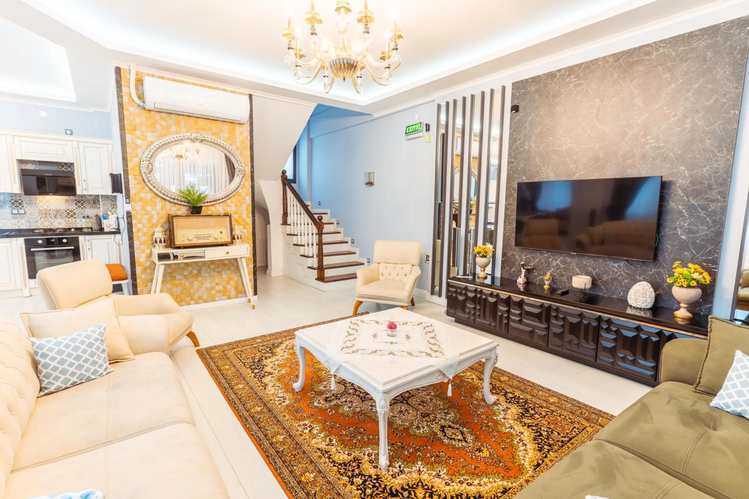 Communal lounge/ TV room in POISON GARDEN SUİTE