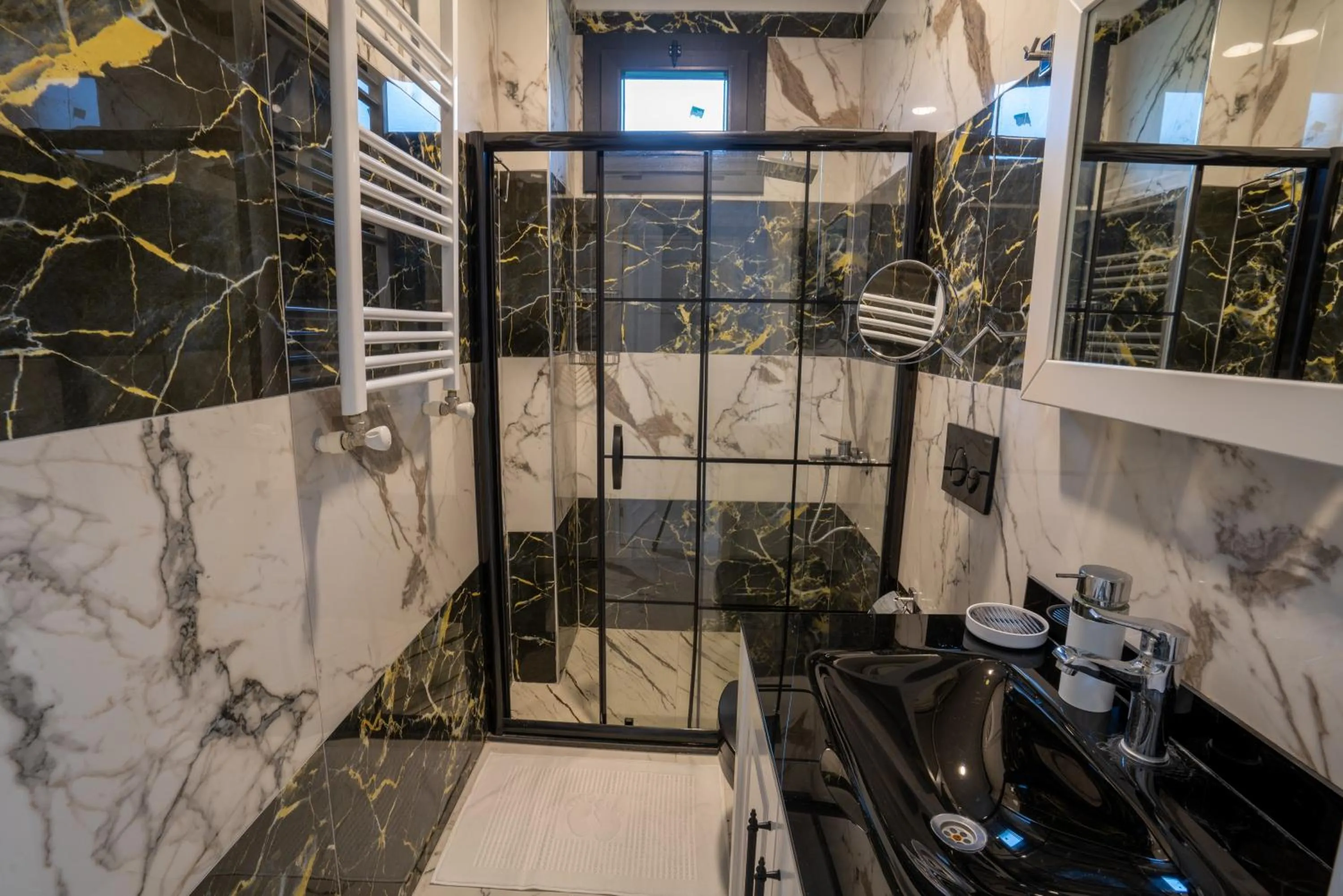 Shower in POISON GARDEN SUİTE