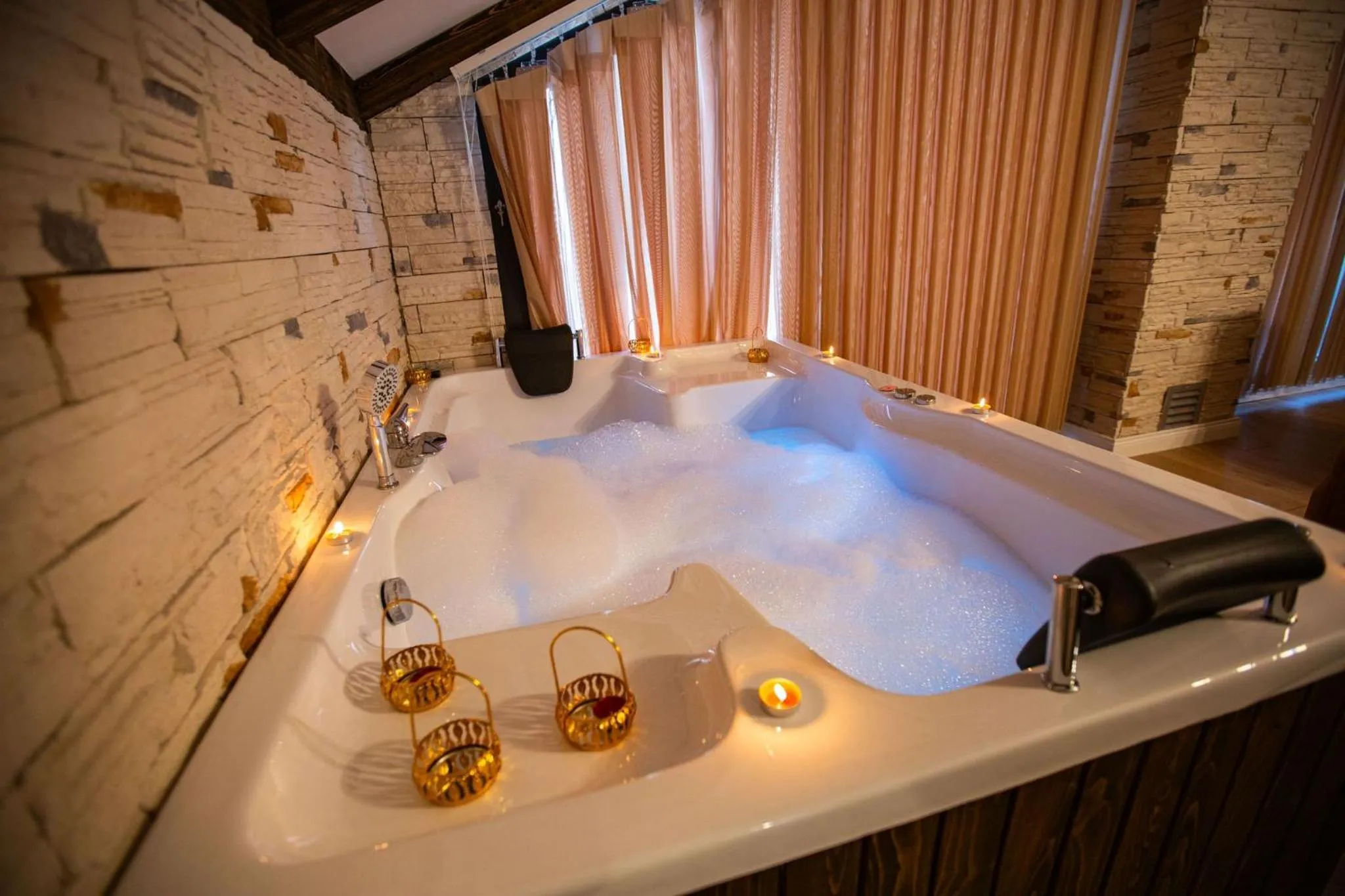 Hot Tub in POISON GARDEN SUİTE