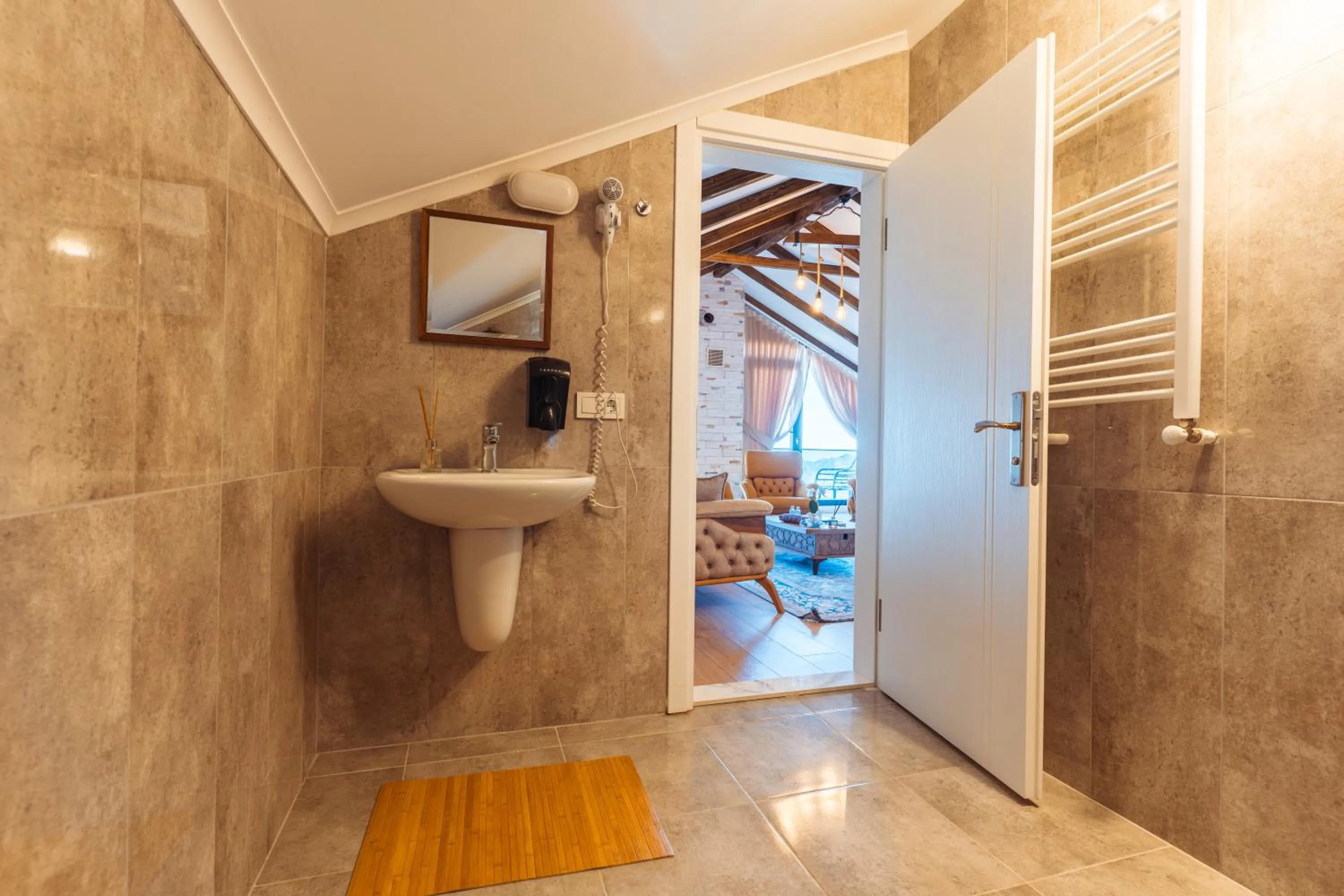 Shower in POISON GARDEN SUİTE