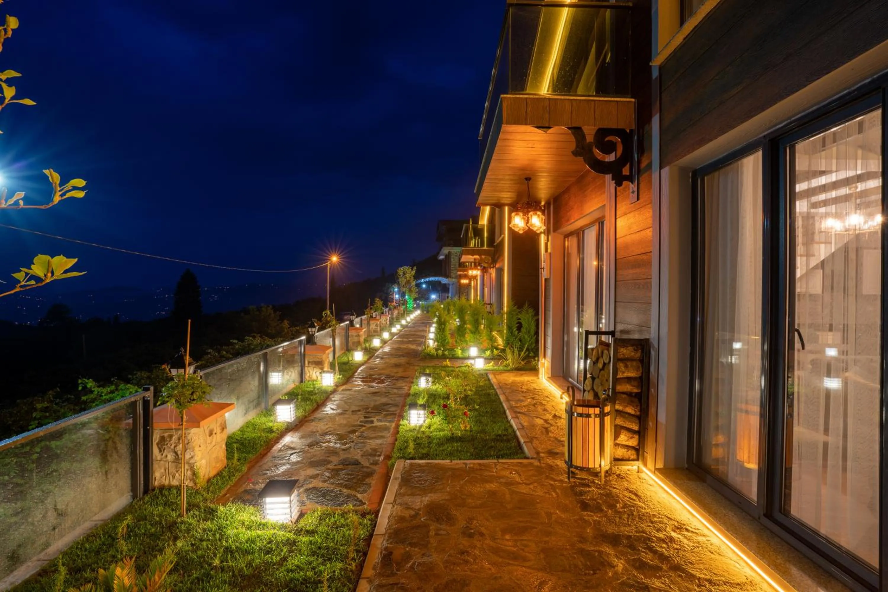 Night in POISON GARDEN SUİTE