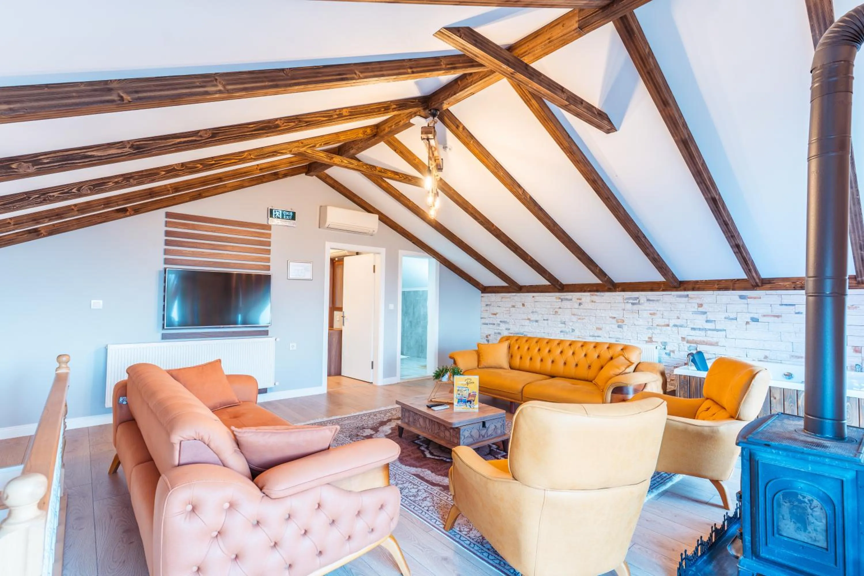 Communal lounge/ TV room in POISON GARDEN SUİTE